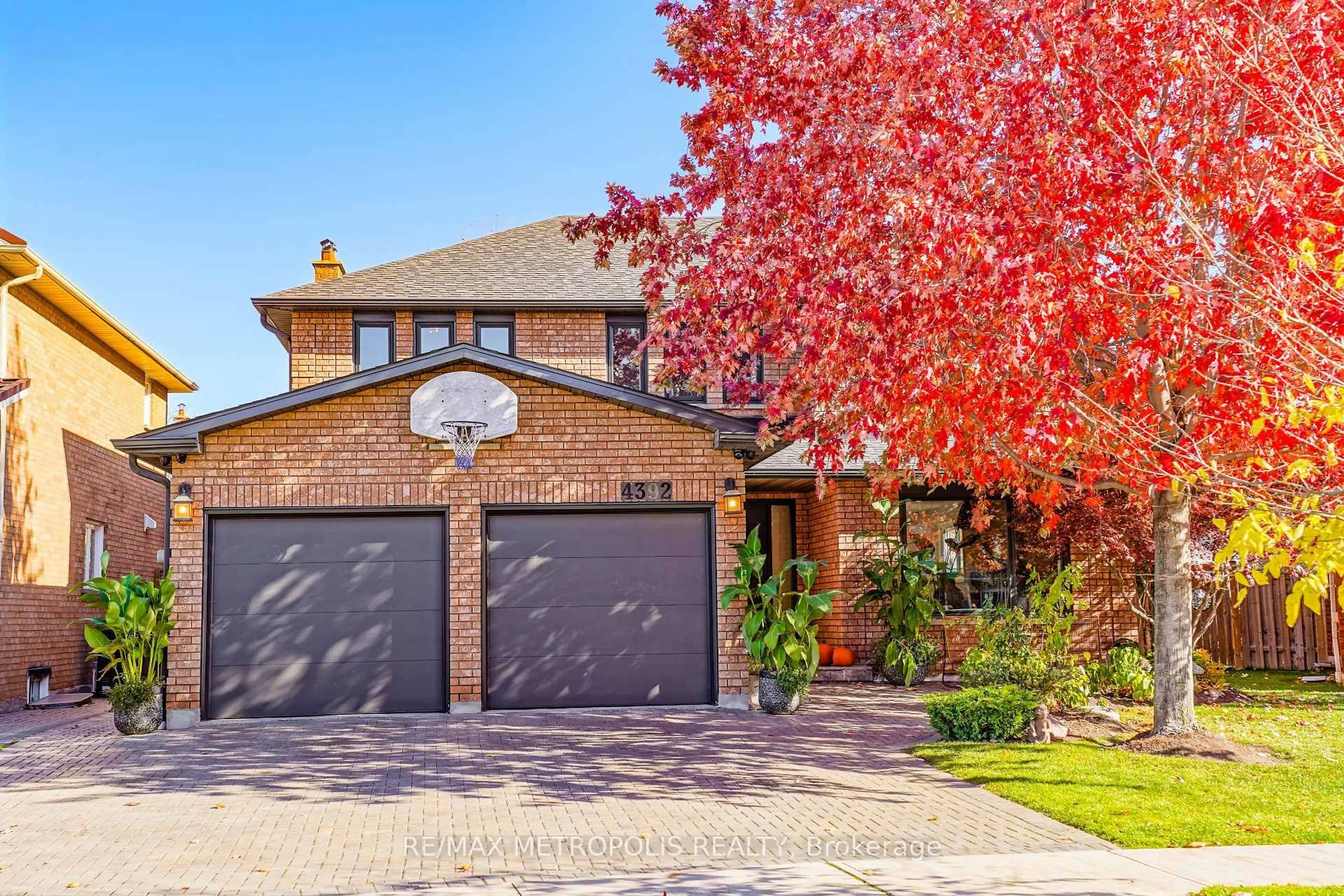 Home with brick exterior material, street for 4392 Grassland Cres, Mississauga Ontario L5V 1E2
