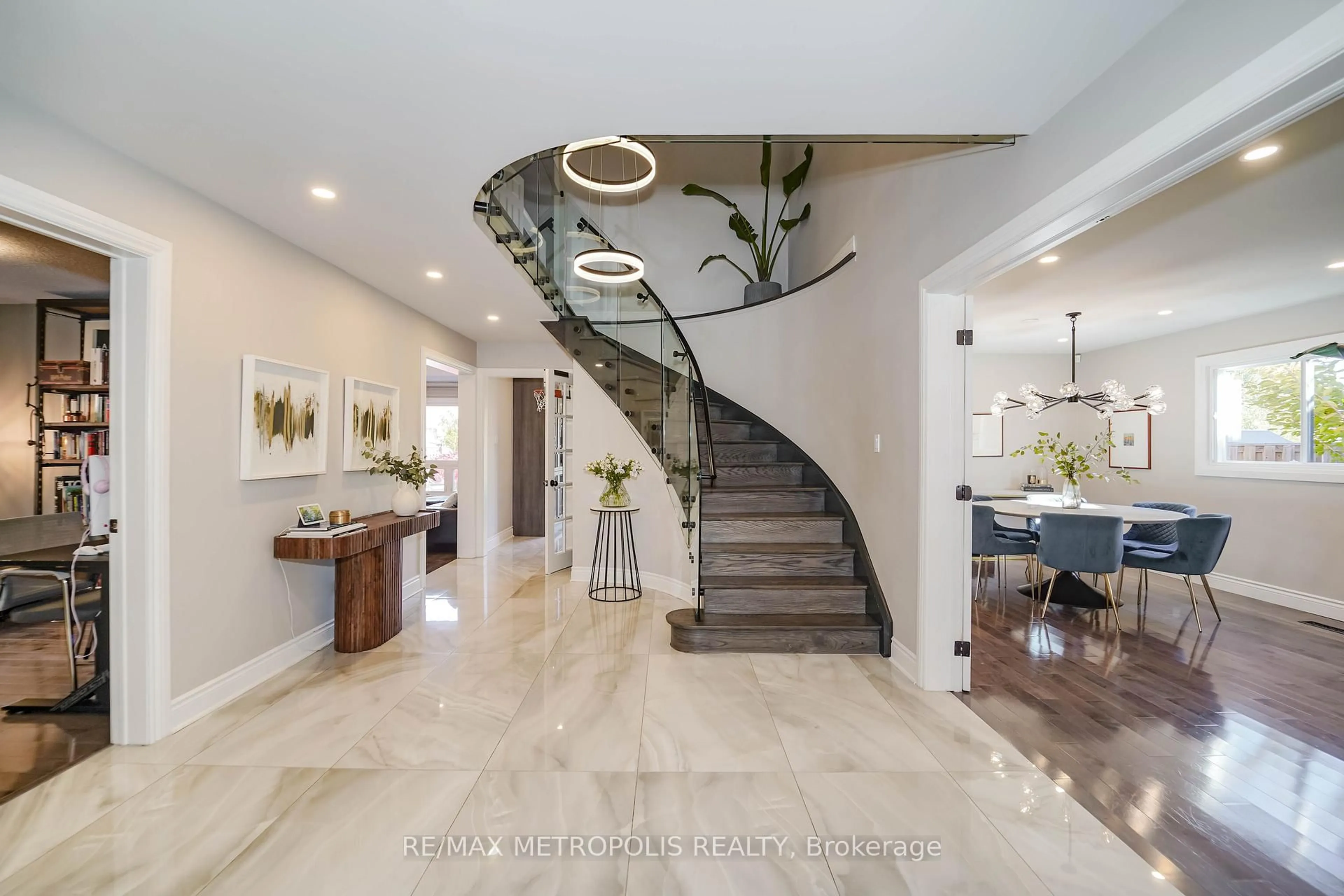 Indoor foyer for 4392 Grassland Cres, Mississauga Ontario L5V 1E2