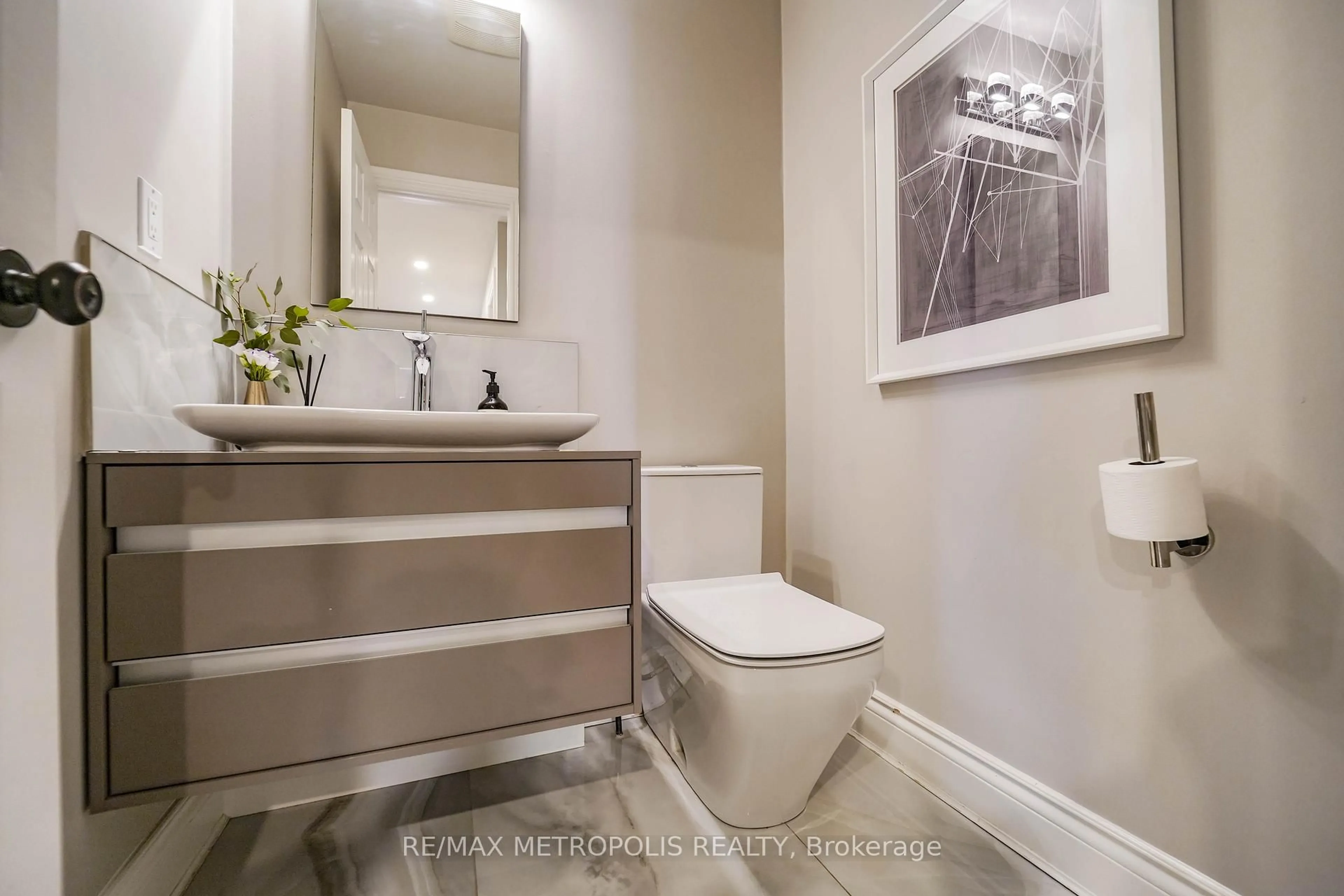 Contemporary bathroom, ceramic/tile floor for 4392 Grassland Cres, Mississauga Ontario L5V 1E2