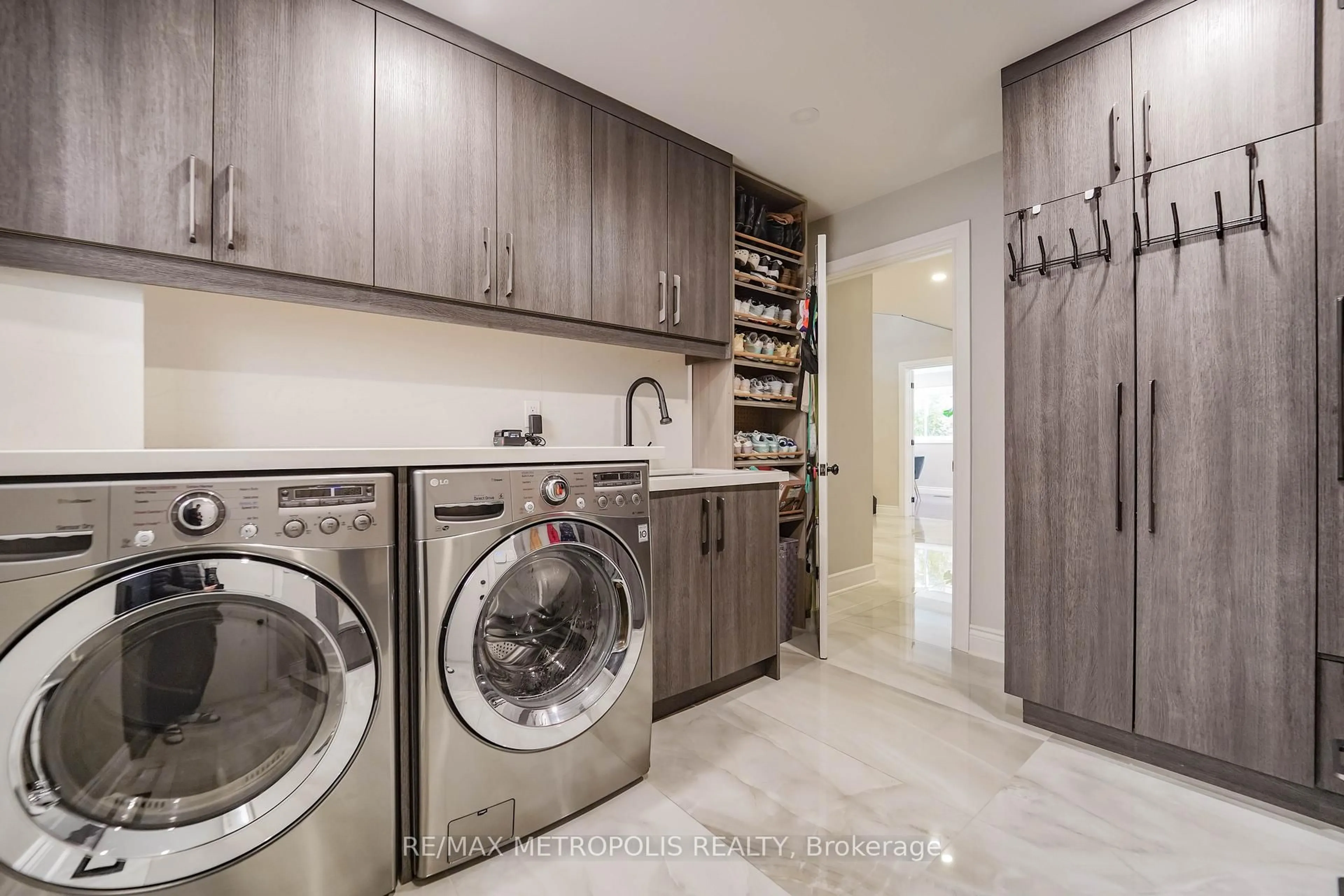 Laundry room for 4392 Grassland Cres, Mississauga Ontario L5V 1E2