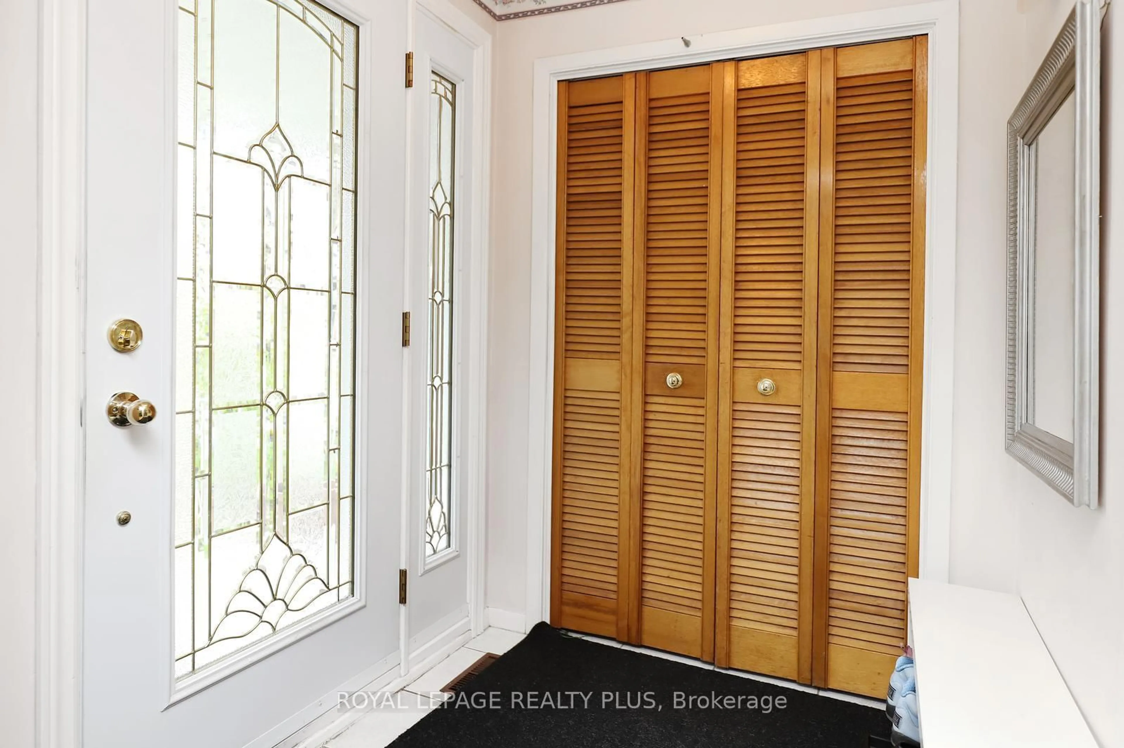 Indoor entryway for 434 Tedwyn Dr, Mississauga Ontario L5A 1J6