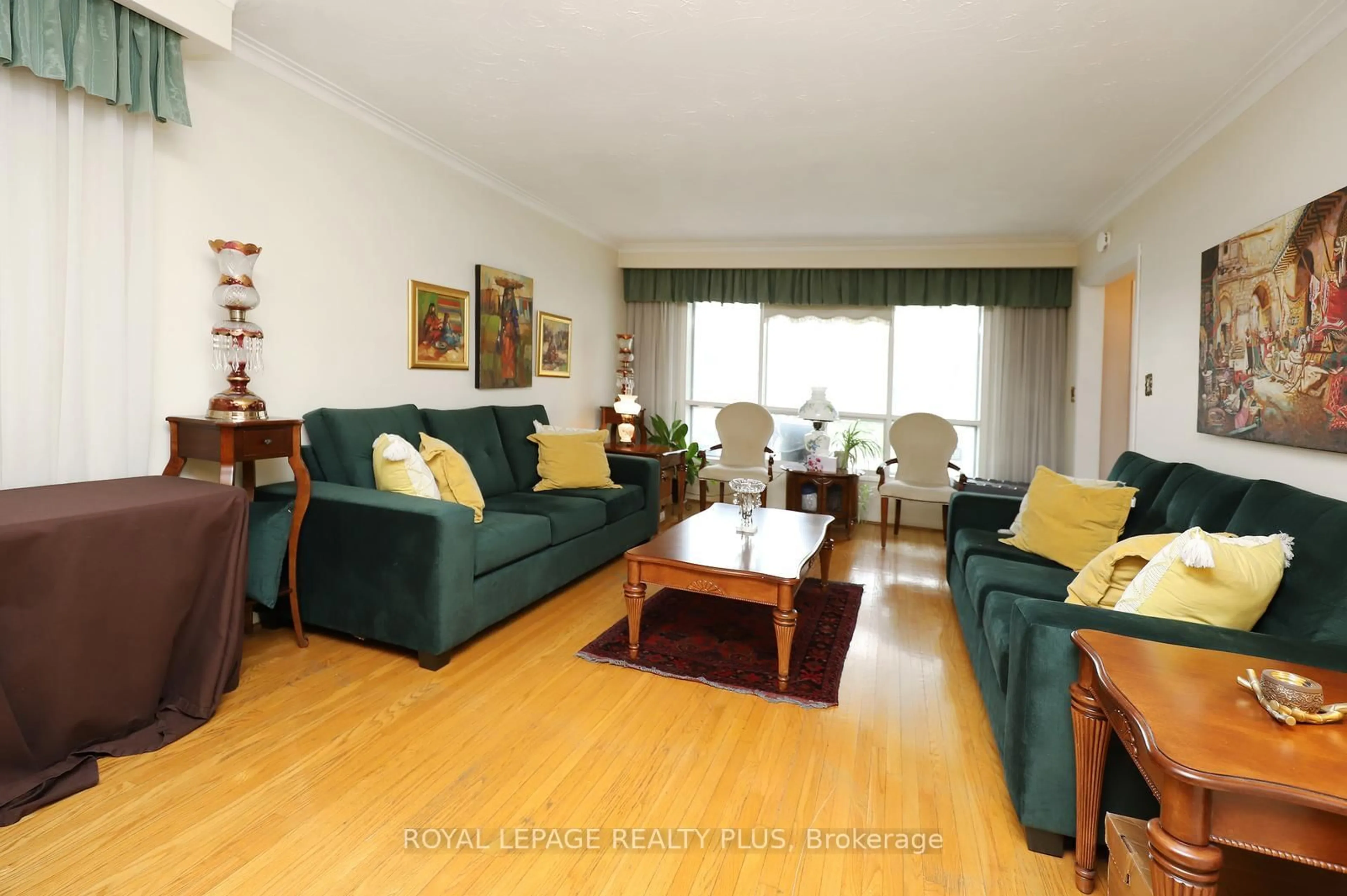 Living room with furniture, wood/laminate floor for 434 Tedwyn Dr, Mississauga Ontario L5A 1J6