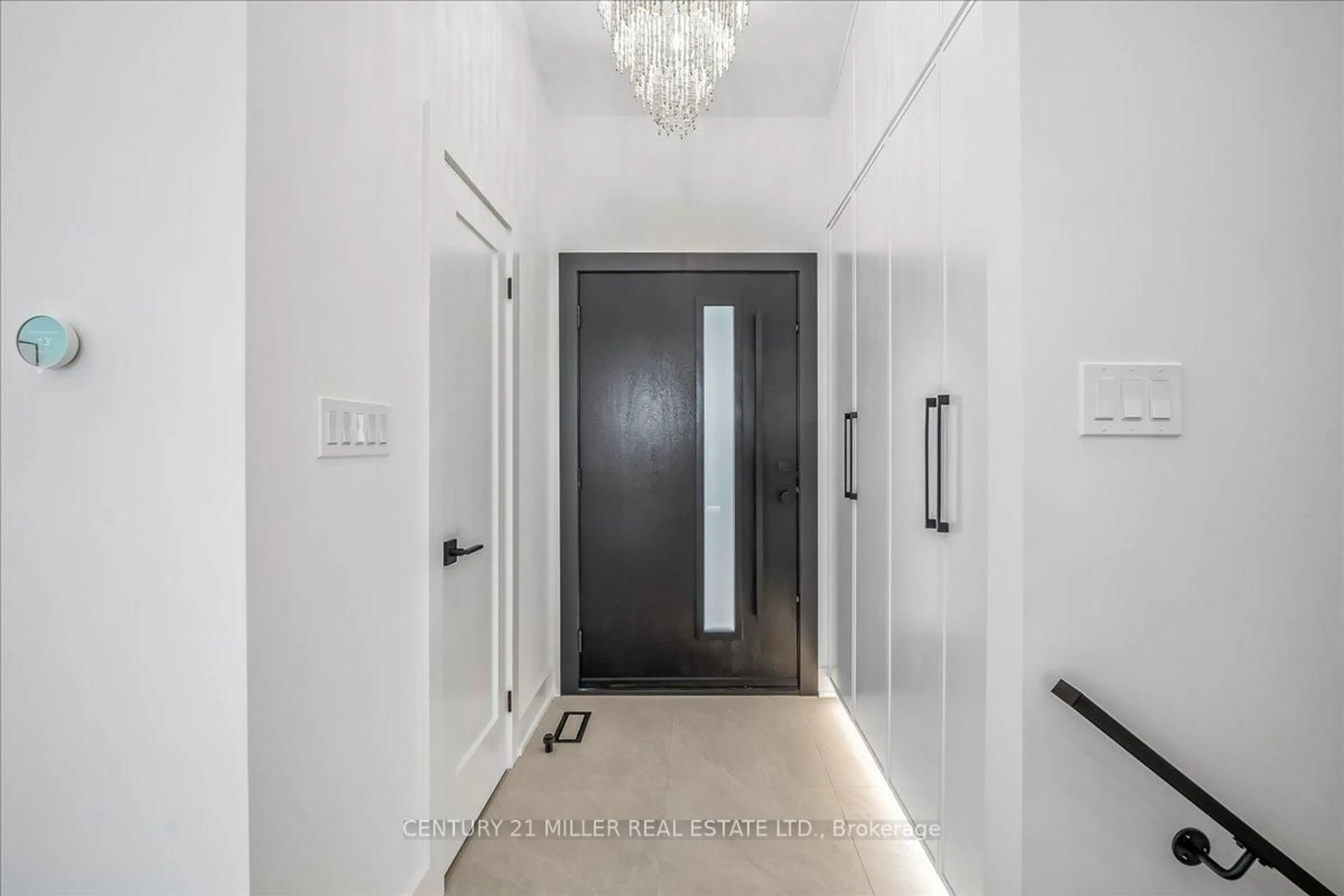 Indoor foyer for 4505 Spruce Ave, Burlington Ontario L7L 1M5