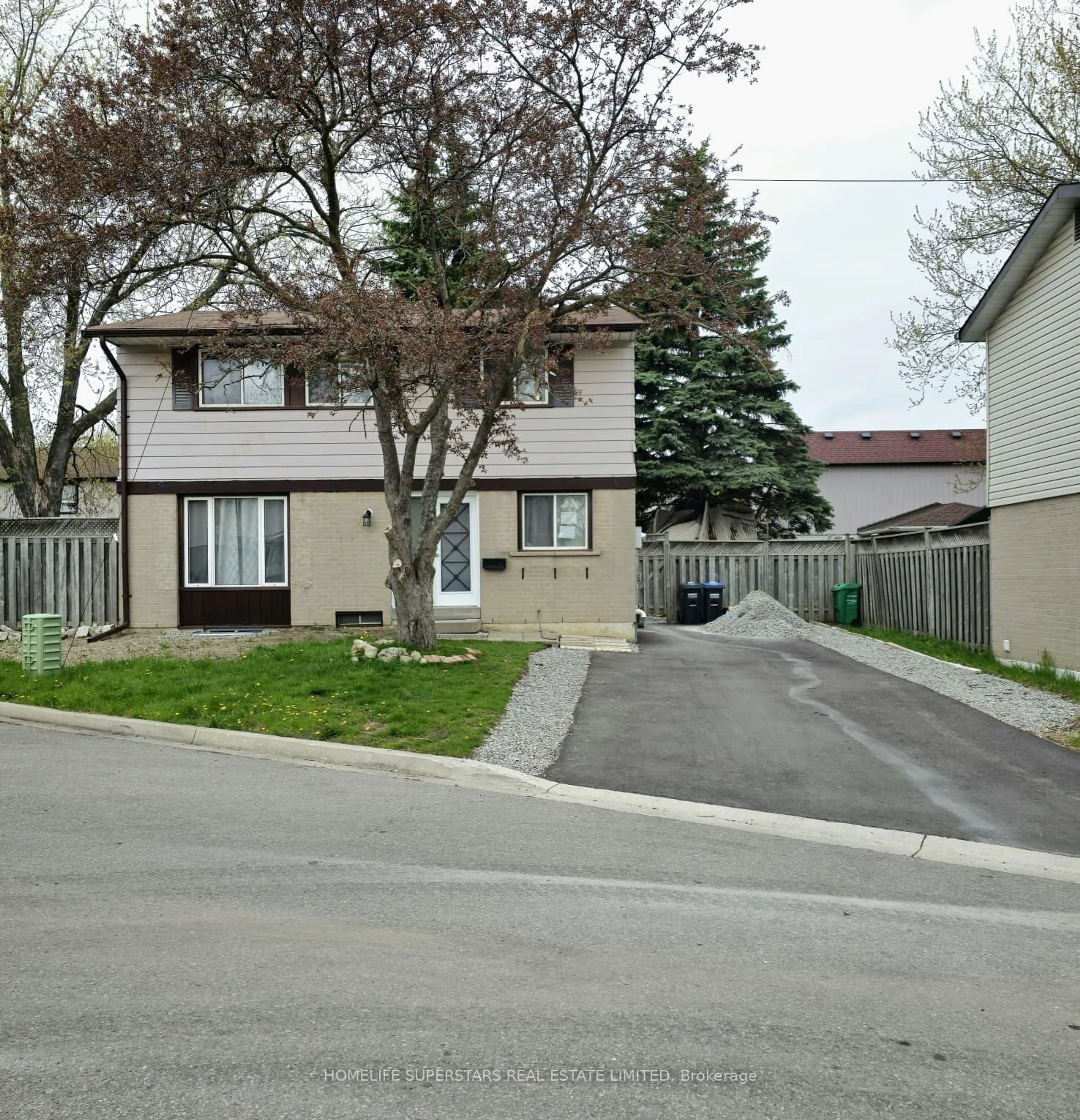 A pic from outside/outdoor area/front of a property/back of a property/a pic from drone, street for 6 Grove Park Sq, Brampton Ontario L6S 2K3