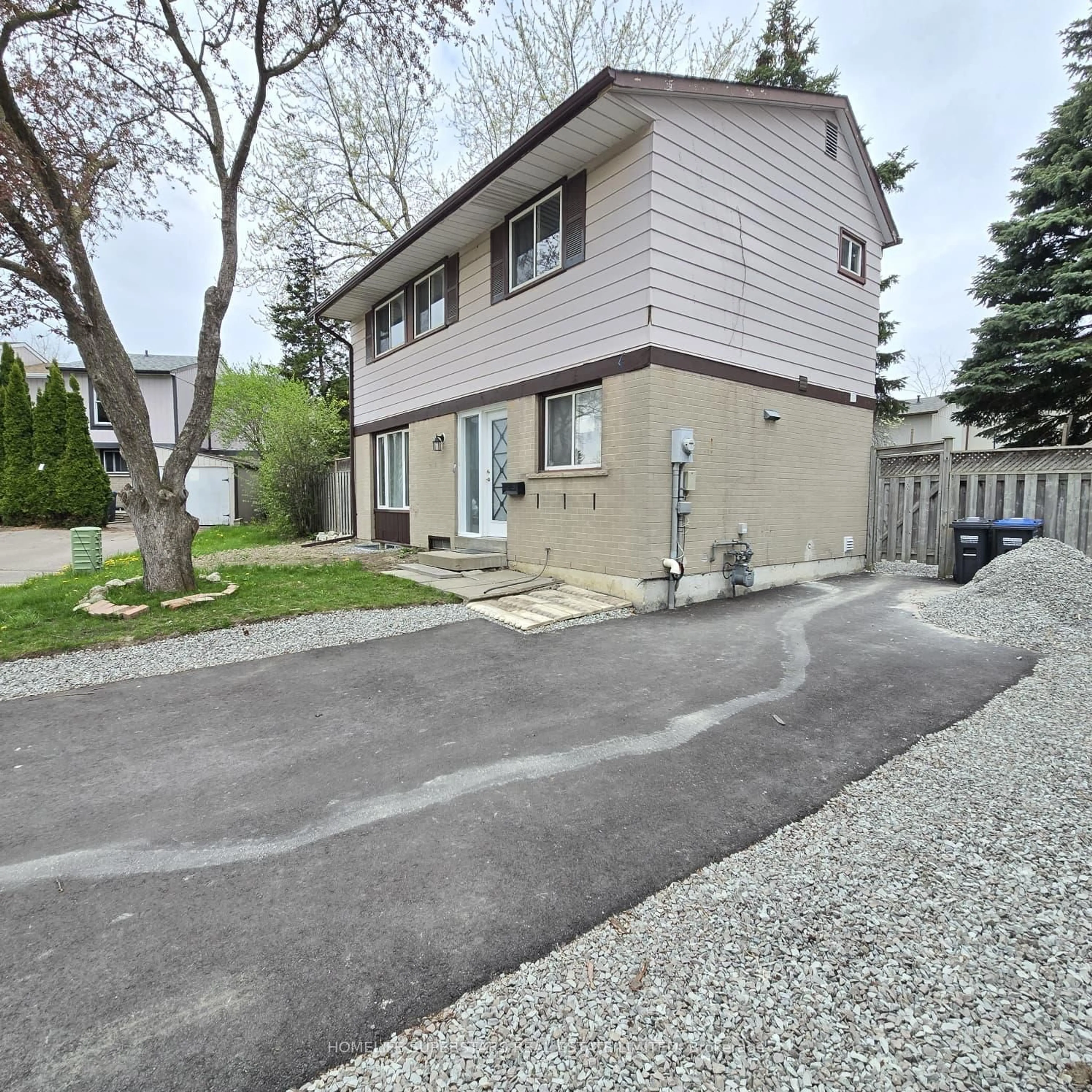 A pic from outside/outdoor area/front of a property/back of a property/a pic from drone, street for 6 Grove Park Sq, Brampton Ontario L6S 2K3