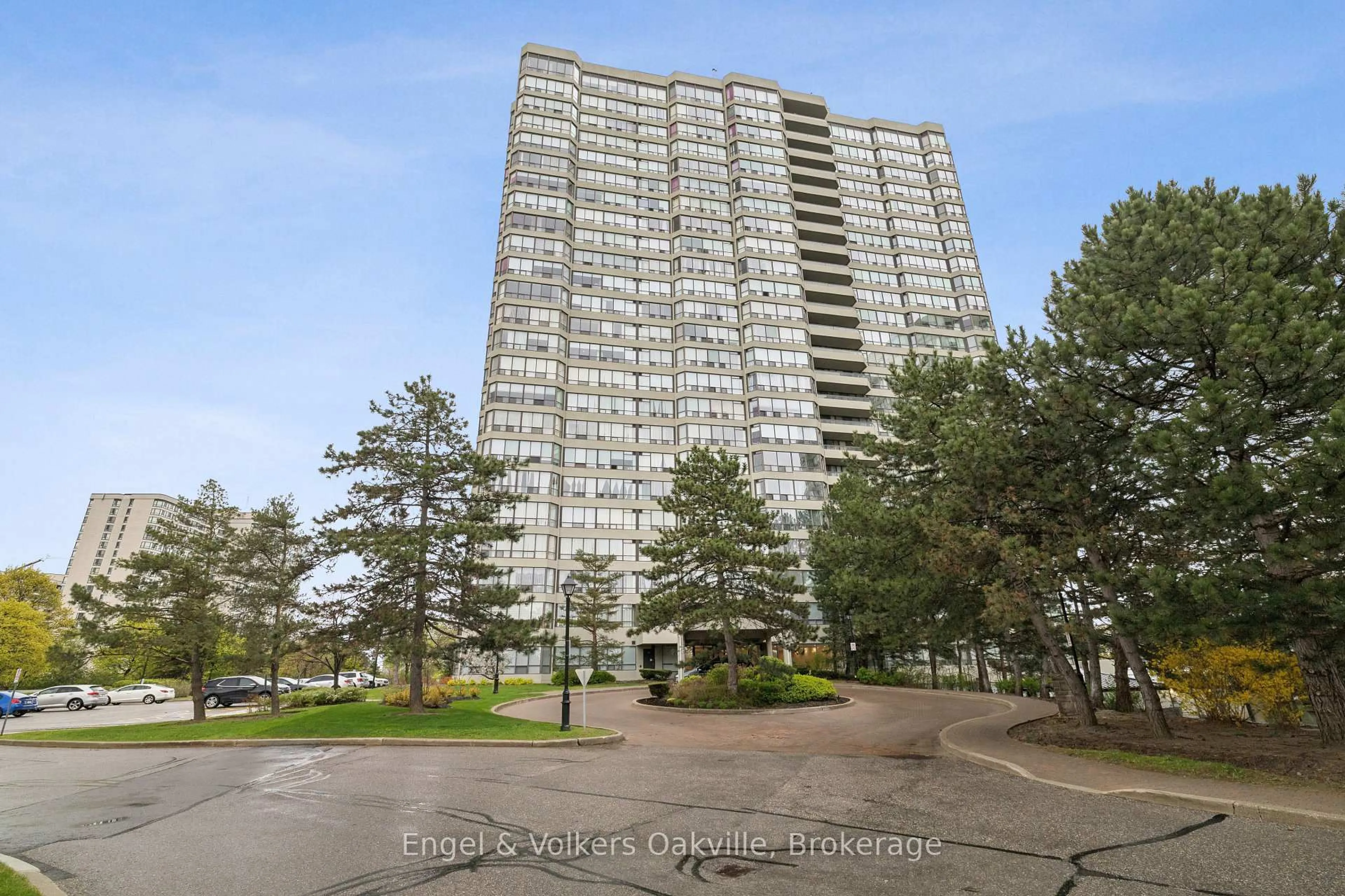 A pic from outside/outdoor area/front of a property/back of a property/a pic from drone, unknown for 22 Hanover Rd #201, Brampton Ontario L6S 5K7