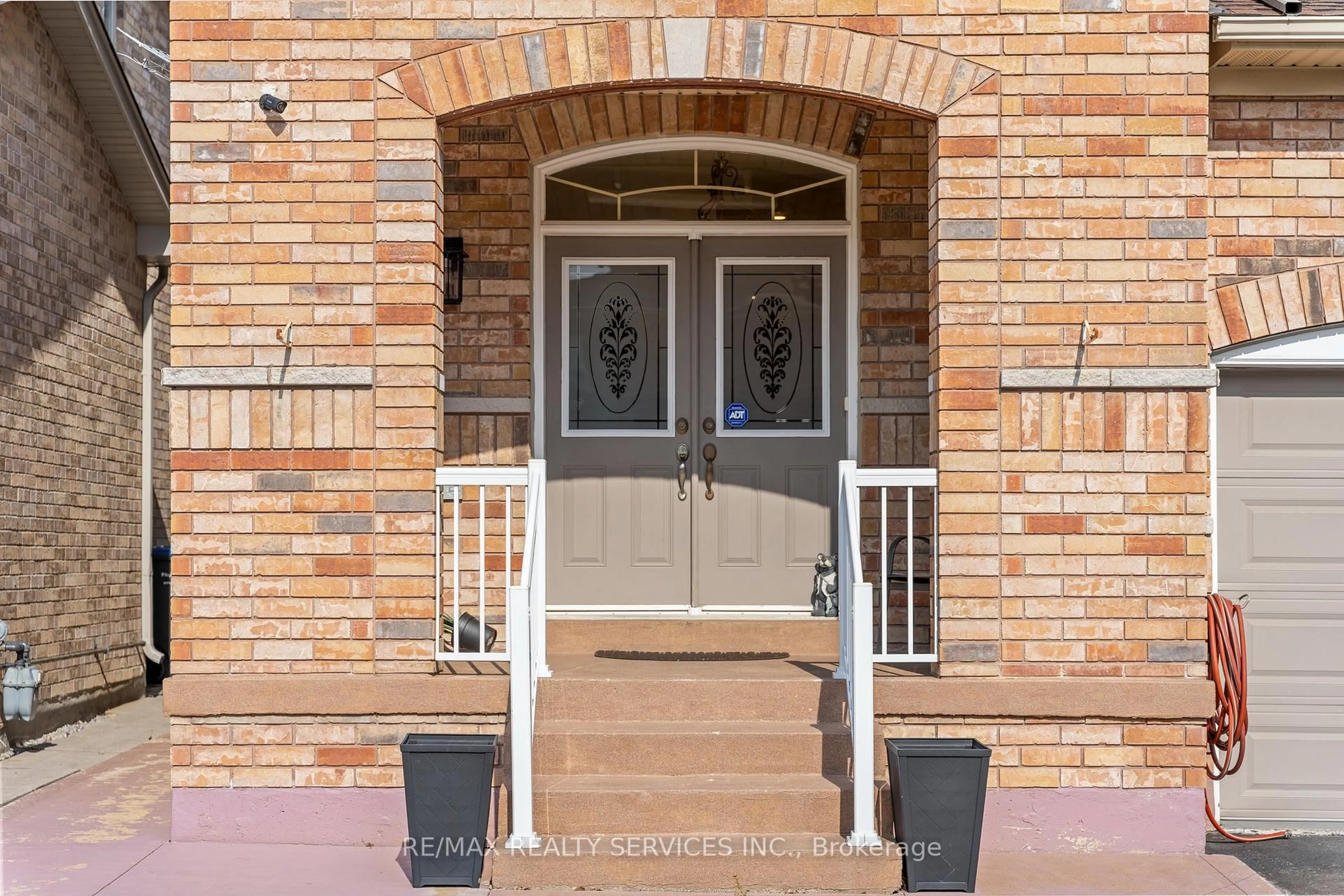 Indoor entryway for 20 Strathdale Rd, Brampton Ontario L6P 2Y1