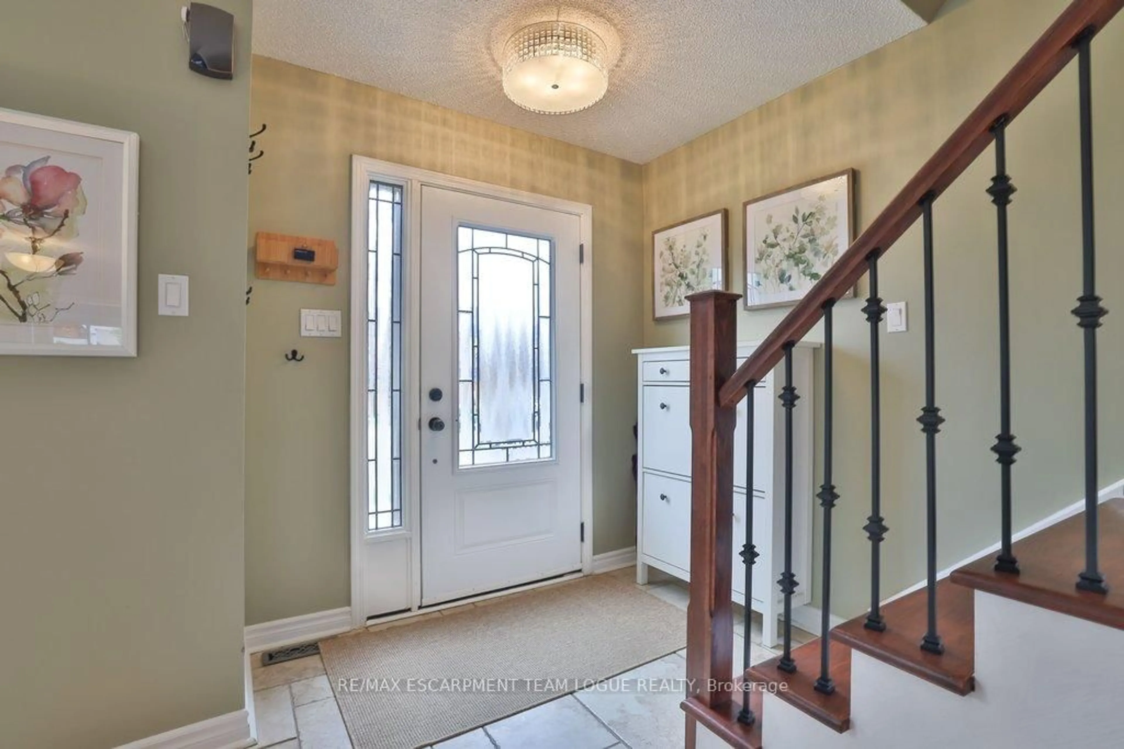 Indoor entryway for 5050 Dryden Ave, Burlington Ontario L7L 6G8