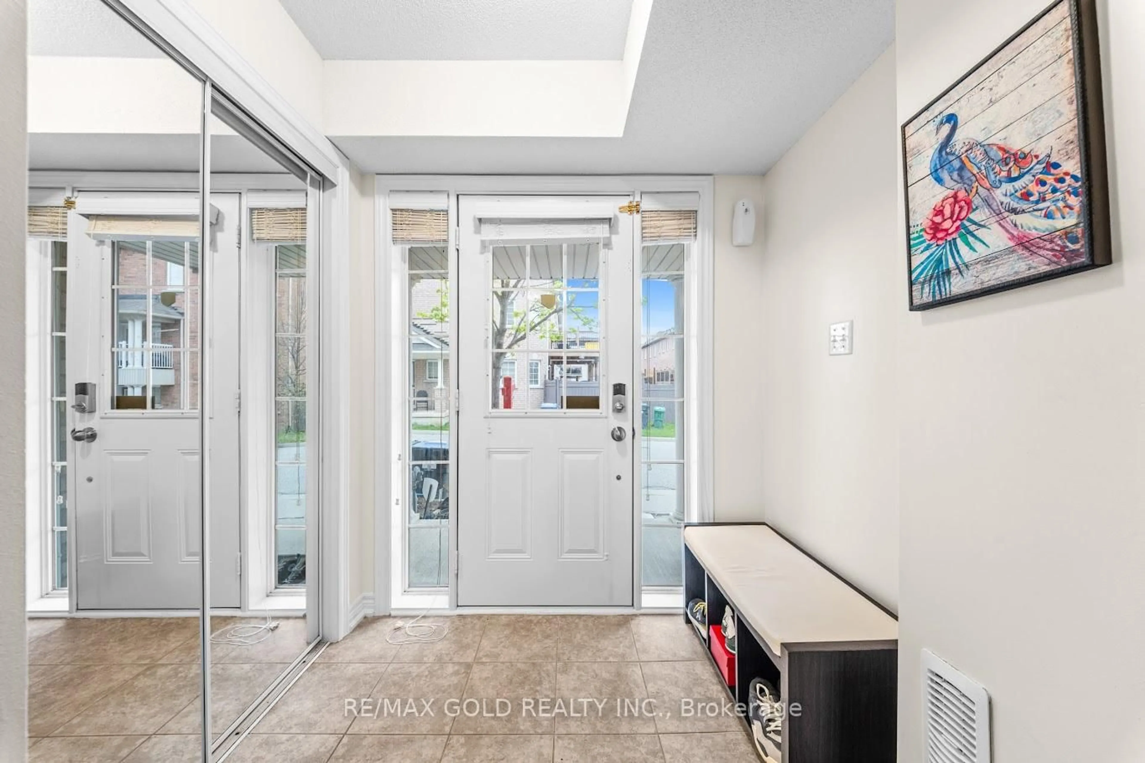 Indoor entryway for 52 Arizona Dr, Brampton Ontario L6Y 0R6