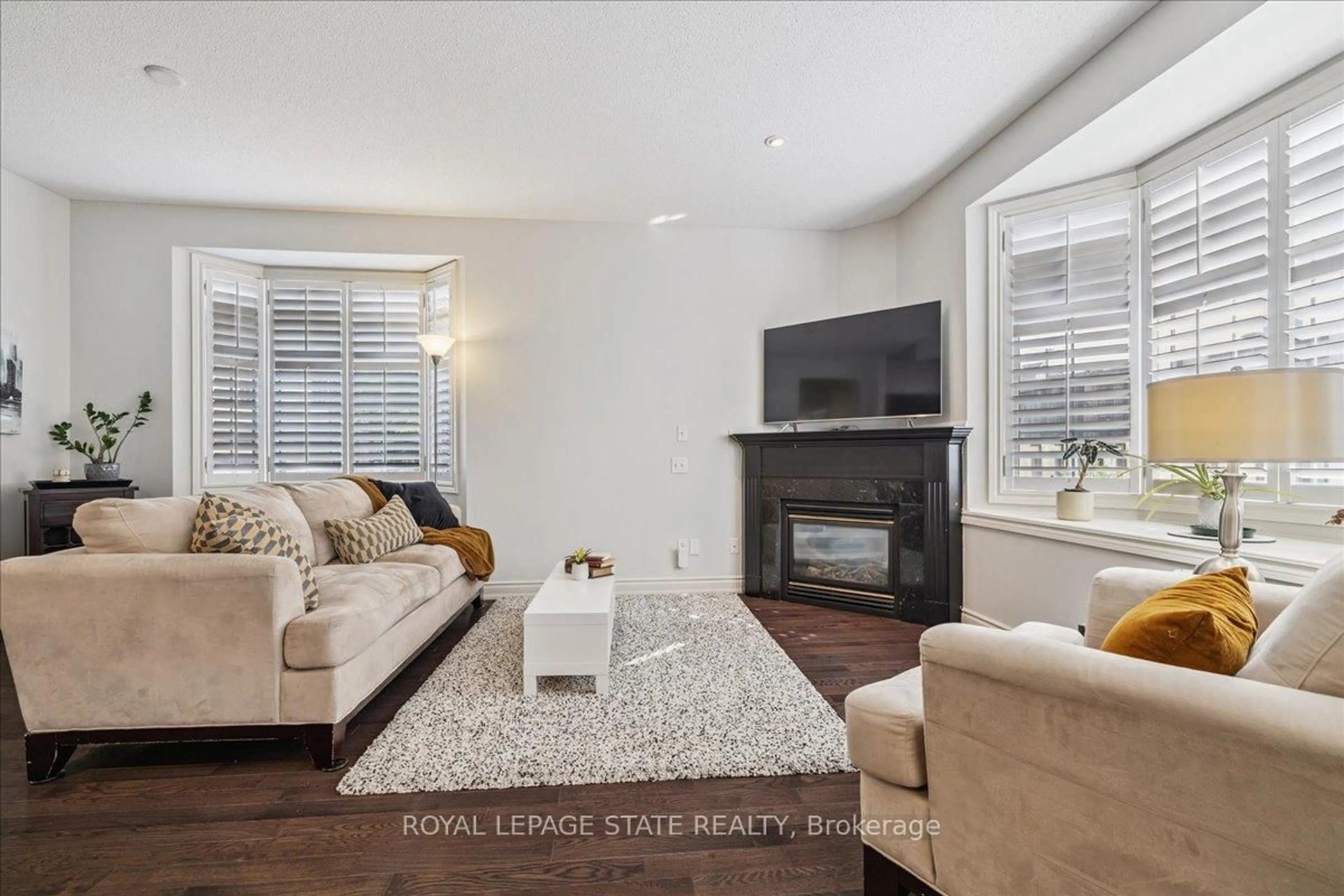 Living room with furniture, wood/laminate floor for 5080 Fairview St #72, Burlington Ontario L7L 7G2