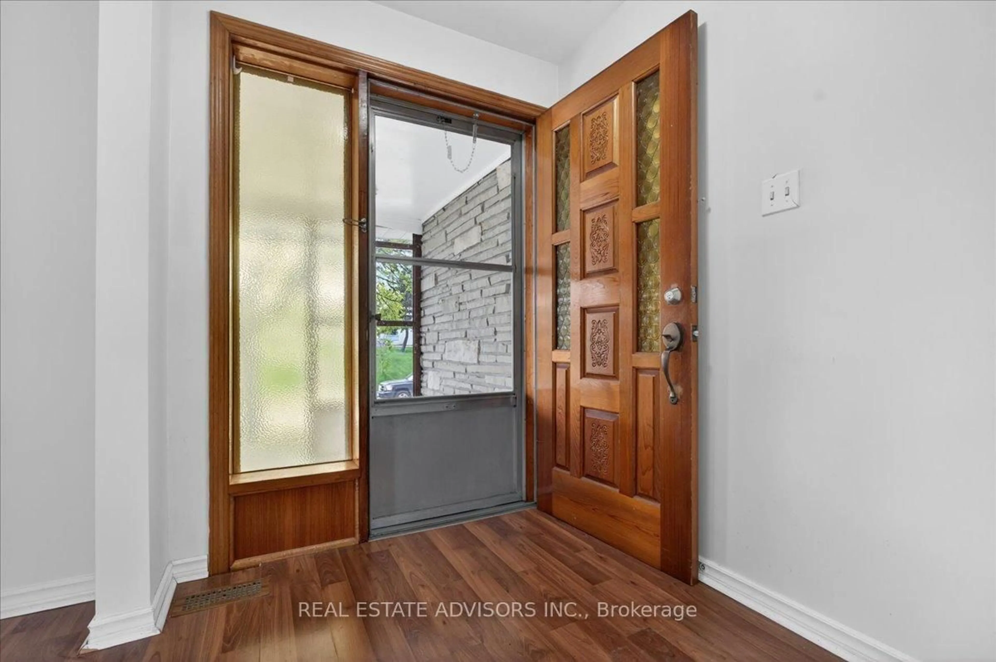 Indoor entryway for 84 Ardglen Dr, Brampton Ontario L6W 1V6