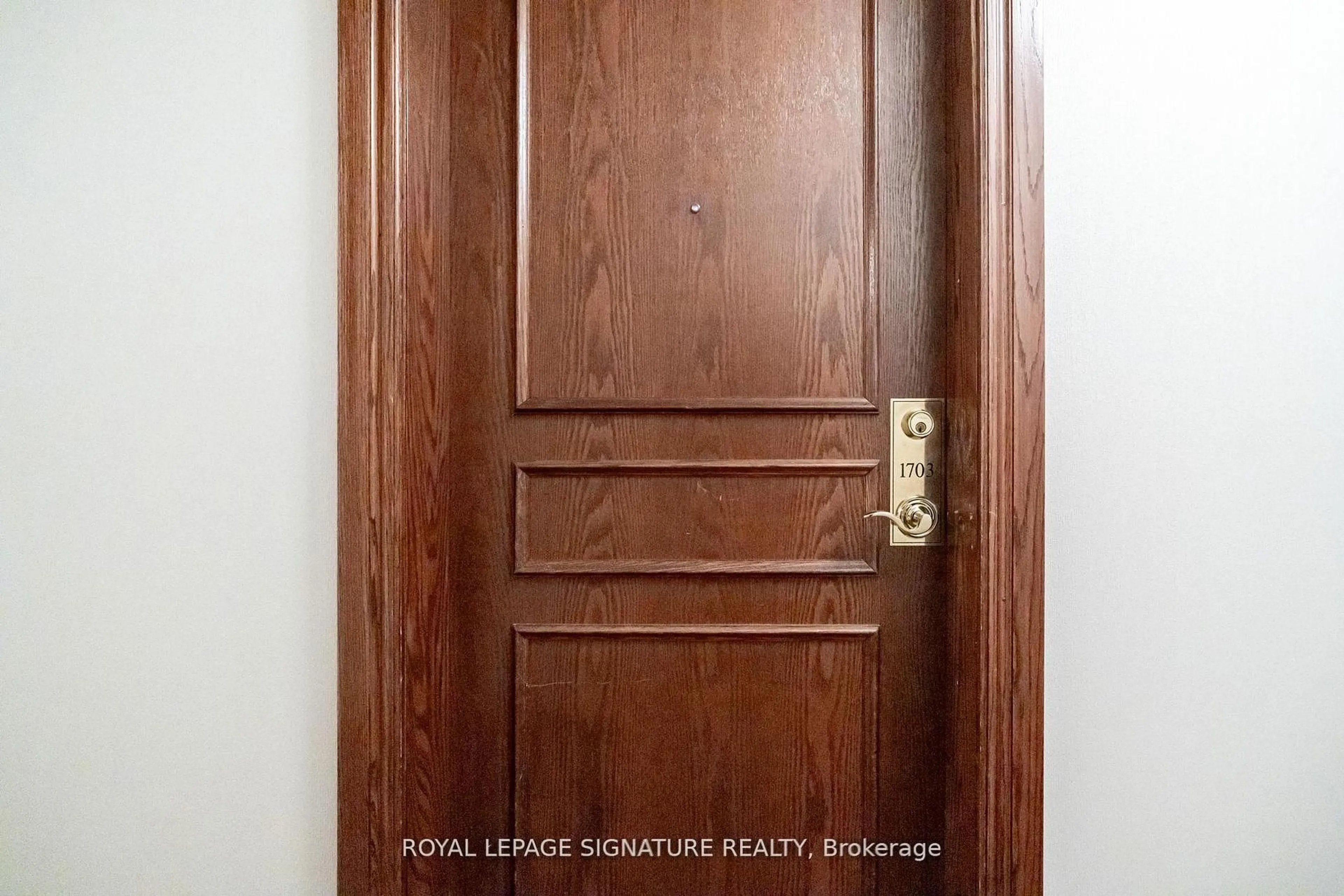 Indoor entryway for 2545 Erin Centre Blvd #1703, Mississauga Ontario L5M 6Z9