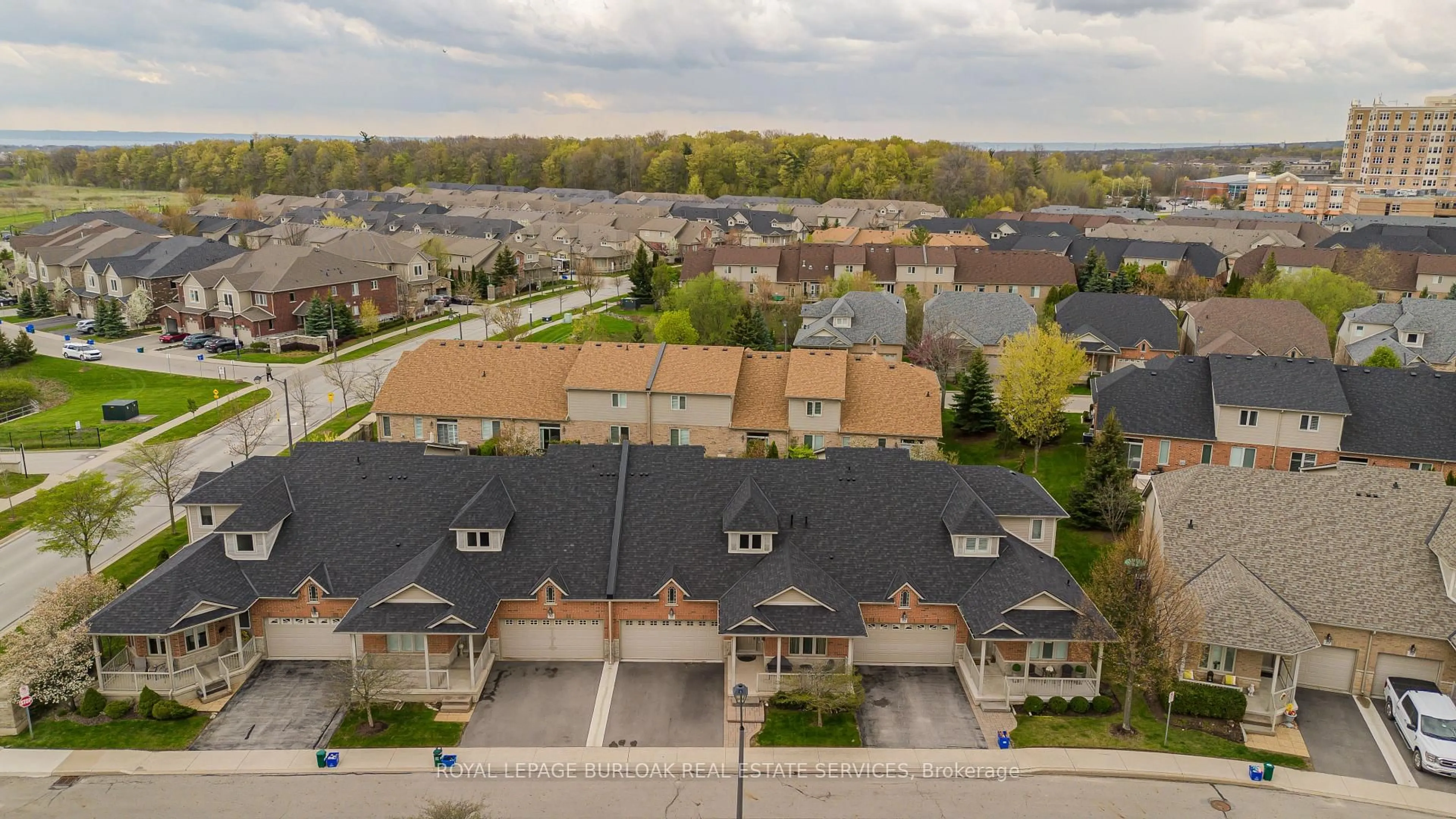 A pic from outside/outdoor area/front of a property/back of a property/a pic from drone, street for 2165 Itabashi Way #31, Burlington Ontario L7M 0A2