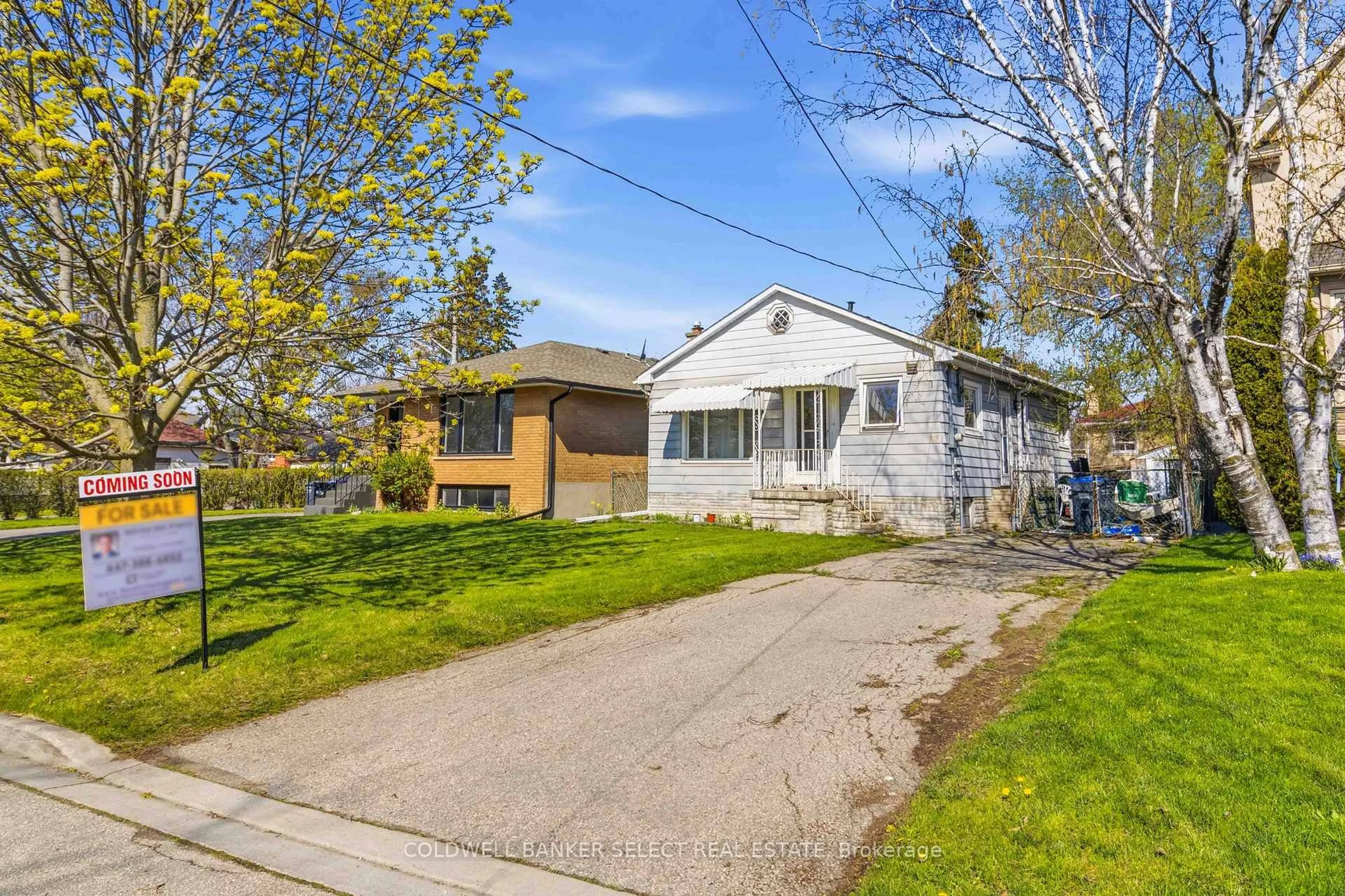 A pic from outside/outdoor area/front of a property/back of a property/a pic from drone, street for 879 Sixth St, Mississauga Ontario L5E 1N5
