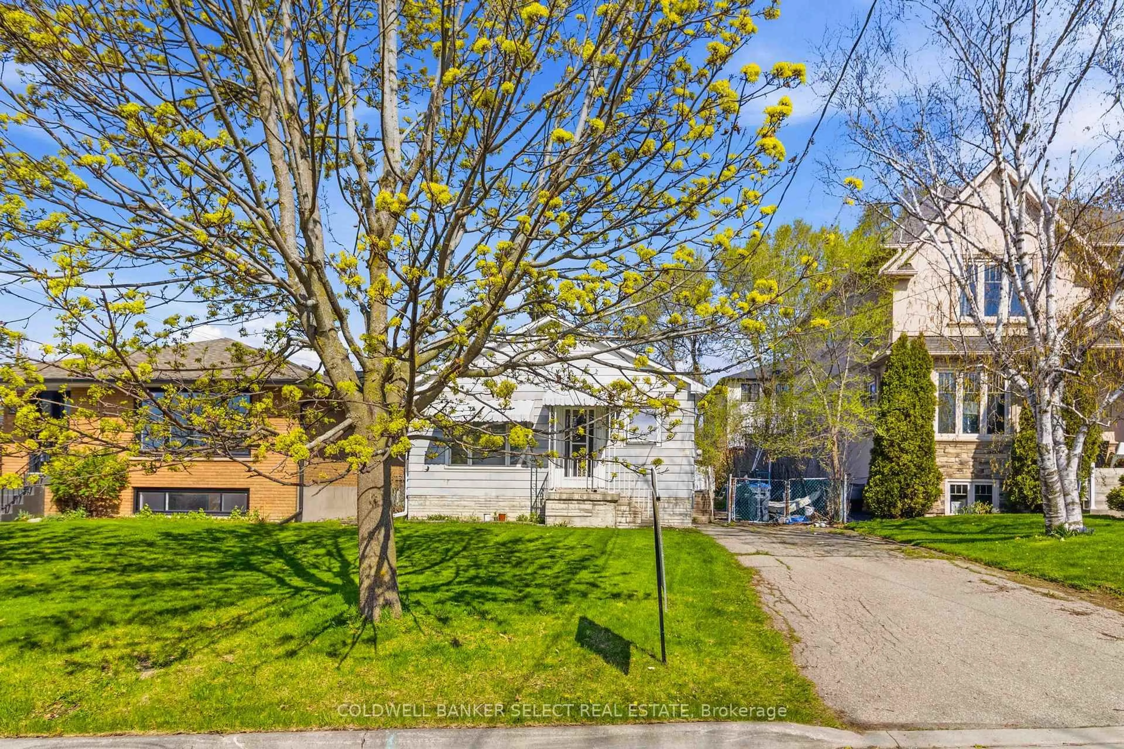 A pic from outside/outdoor area/front of a property/back of a property/a pic from drone, street for 879 Sixth St, Mississauga Ontario L5E 1N5