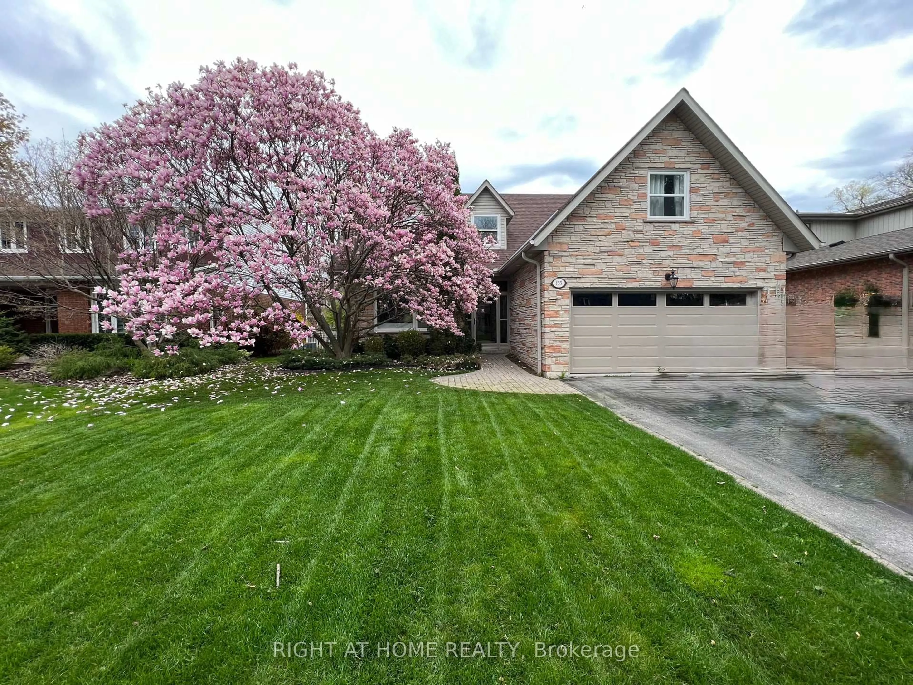 A pic from outside/outdoor area/front of a property/back of a property/a pic from drone, street for 155 Cheverie St, Oakville Ontario L6J 6C3