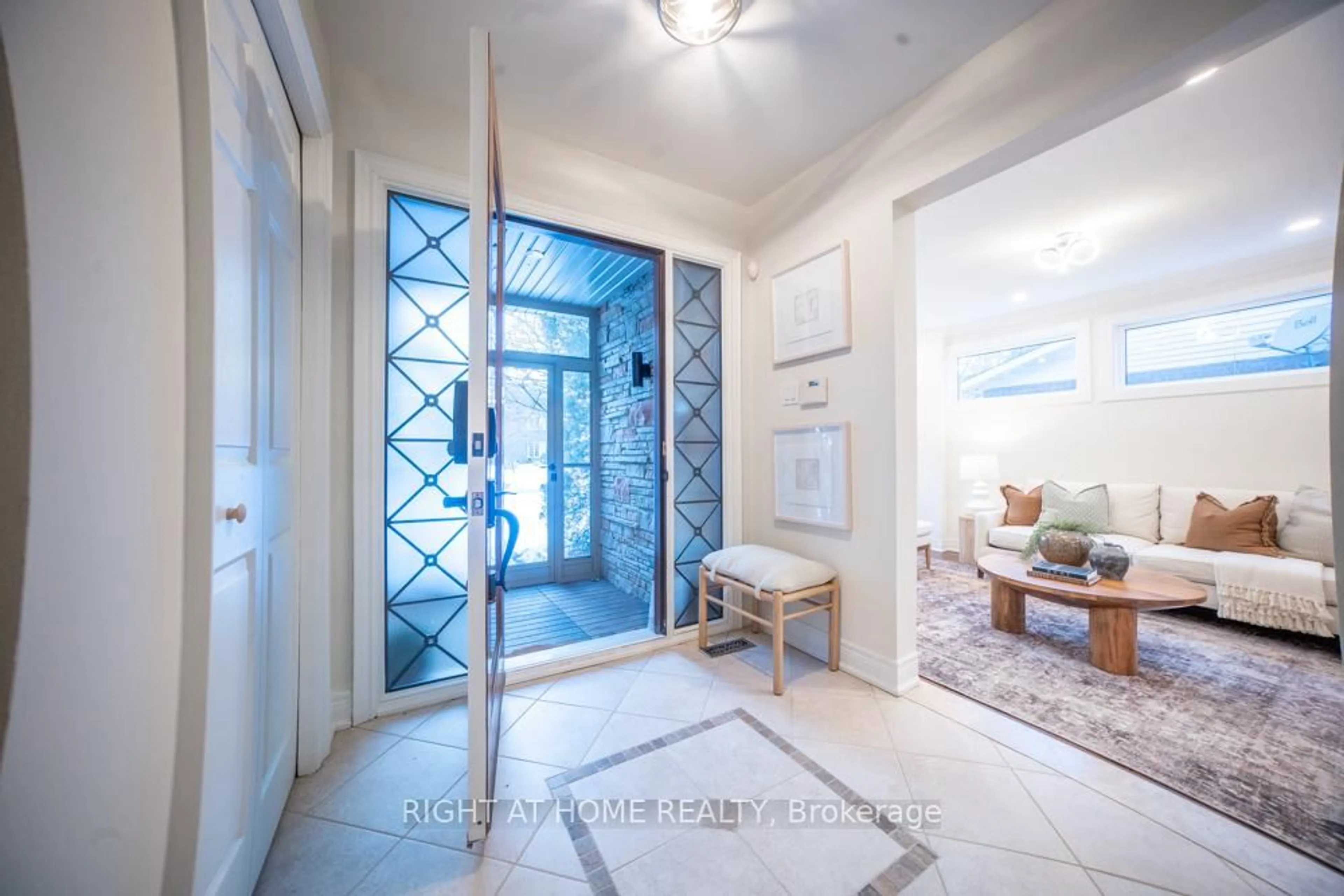 Indoor entryway for 155 Cheverie St, Oakville Ontario L6J 6C3