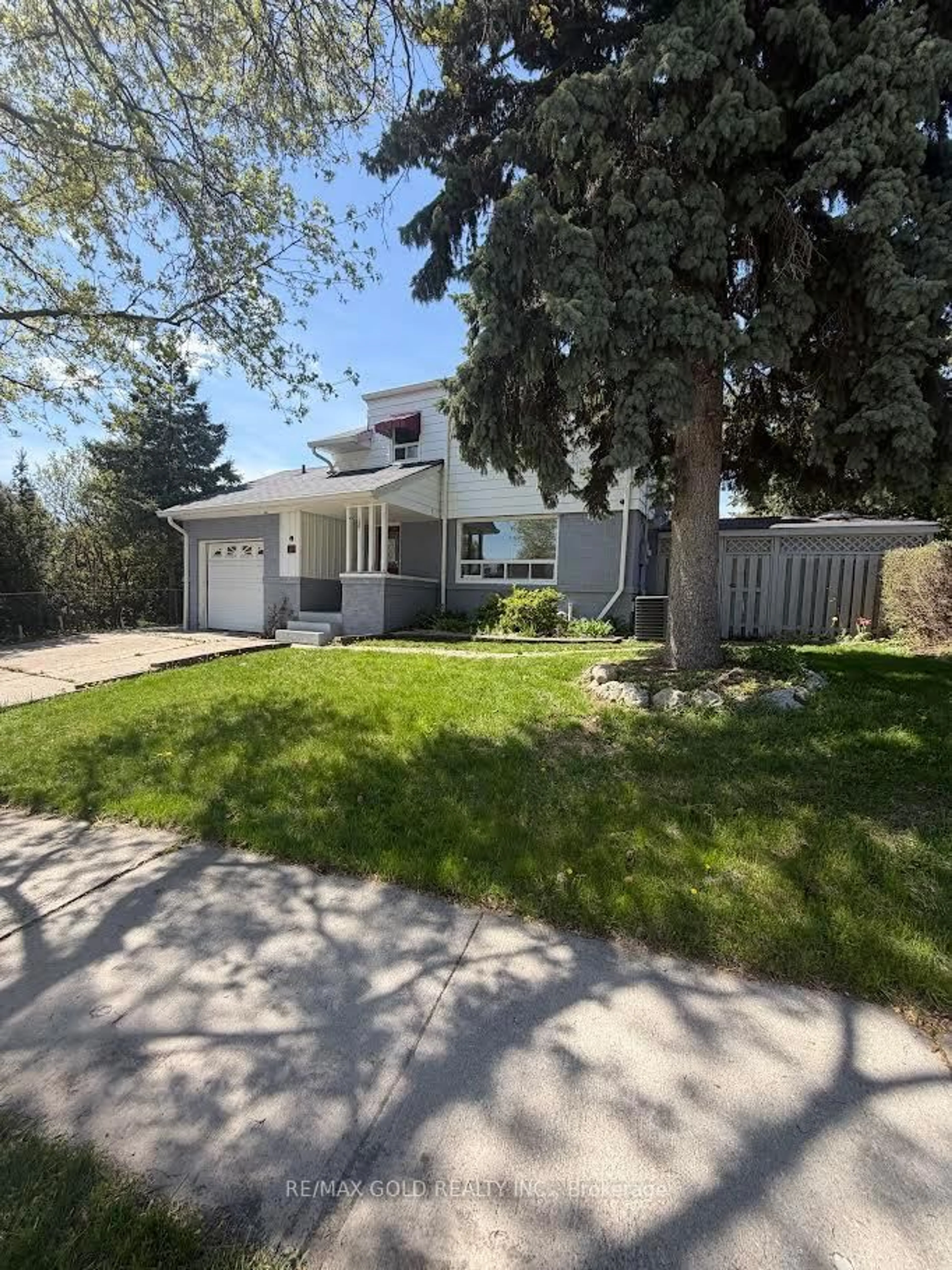 Home with vinyl exterior material, street for 52 Eldomar Ave, Brampton Ontario L6W 3N7