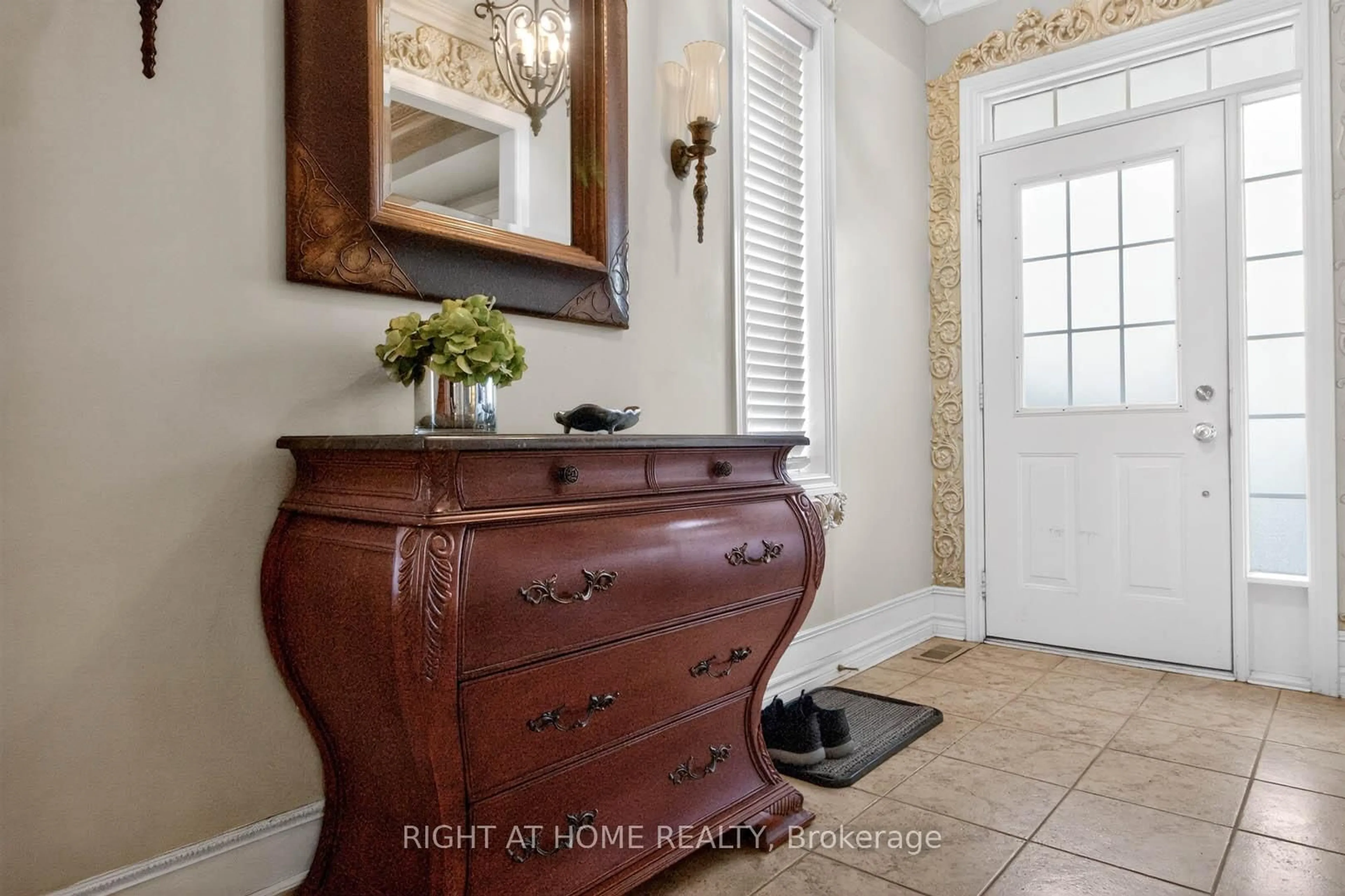 Indoor entryway for 5956 Rayshaw Cres, Mississauga Ontario L5M 2P2