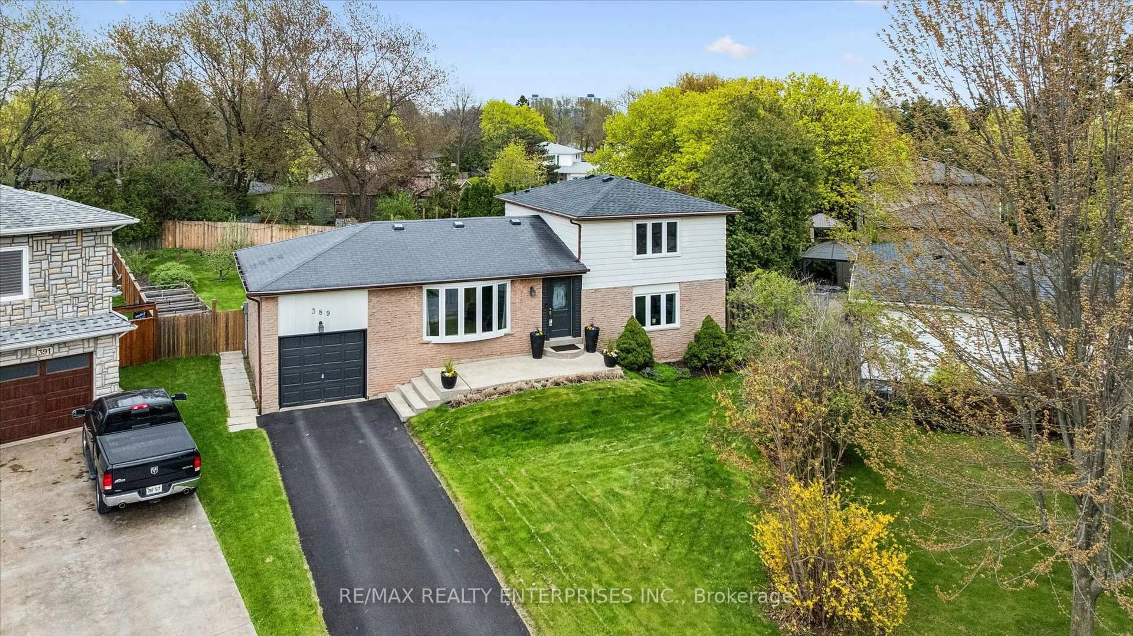 A pic from outside/outdoor area/front of a property/back of a property/a pic from drone, street for 389 Worth Pl, Oakville Ontario L6L 3L8