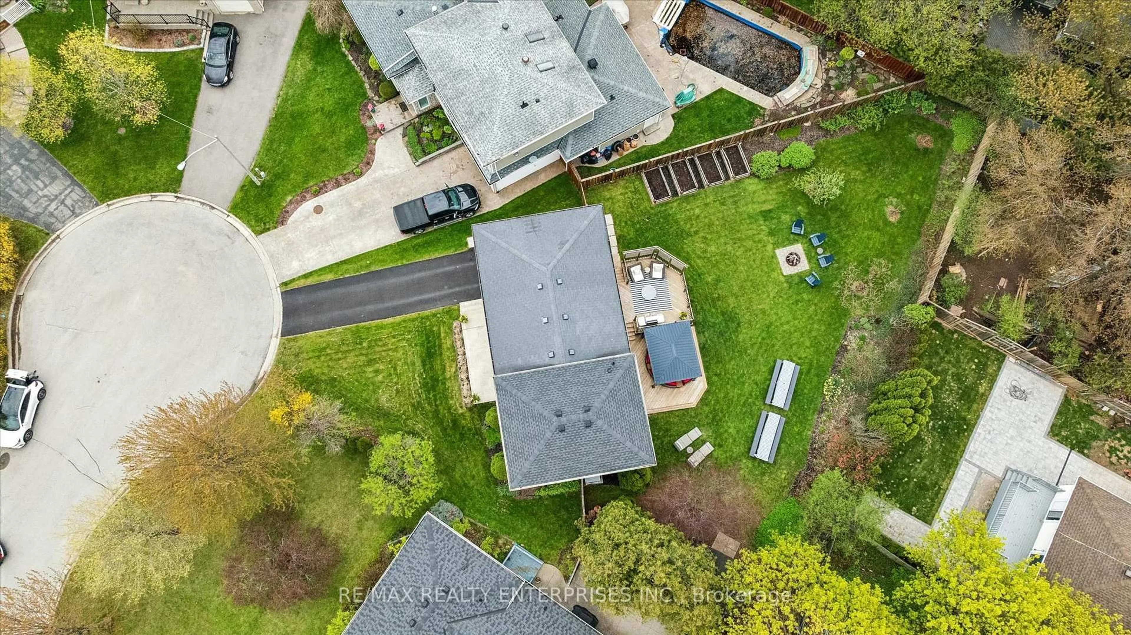 A pic from outside/outdoor area/front of a property/back of a property/a pic from drone, street for 389 Worth Pl, Oakville Ontario L6L 3L8