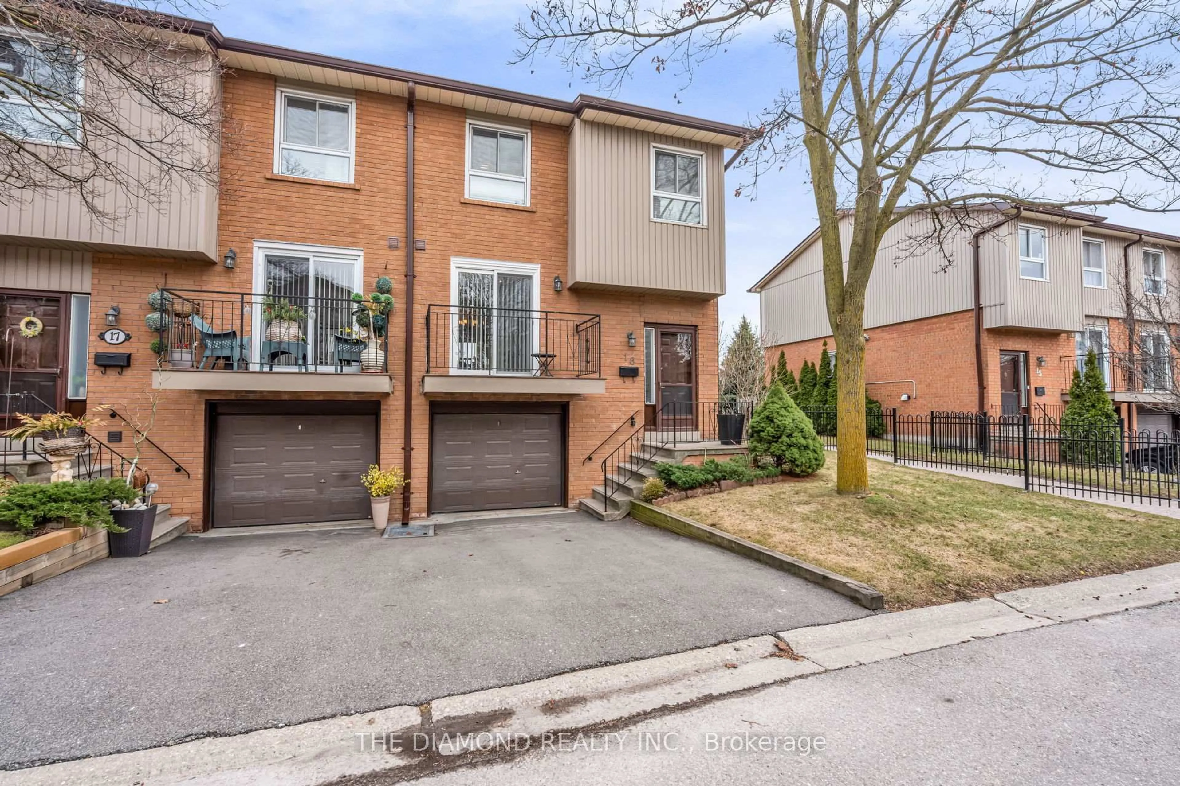 Home with brick exterior material, street for 725 Vermouth Ave #16, Mississauga Ontario L5A 3X5