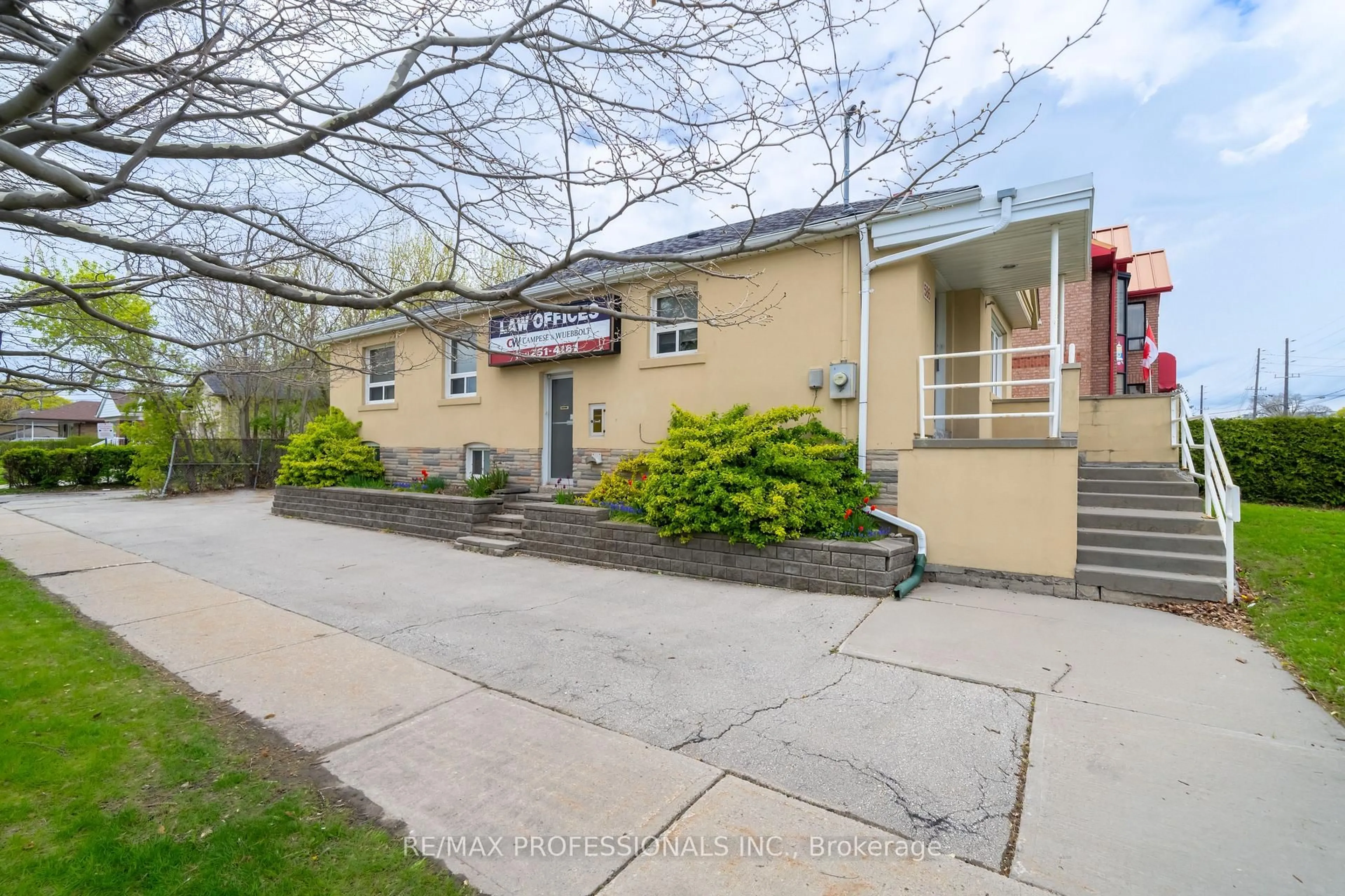 A pic from outside/outdoor area/front of a property/back of a property/a pic from drone, building for 586 Browns Line, Toronto Ontario M8W 3V5