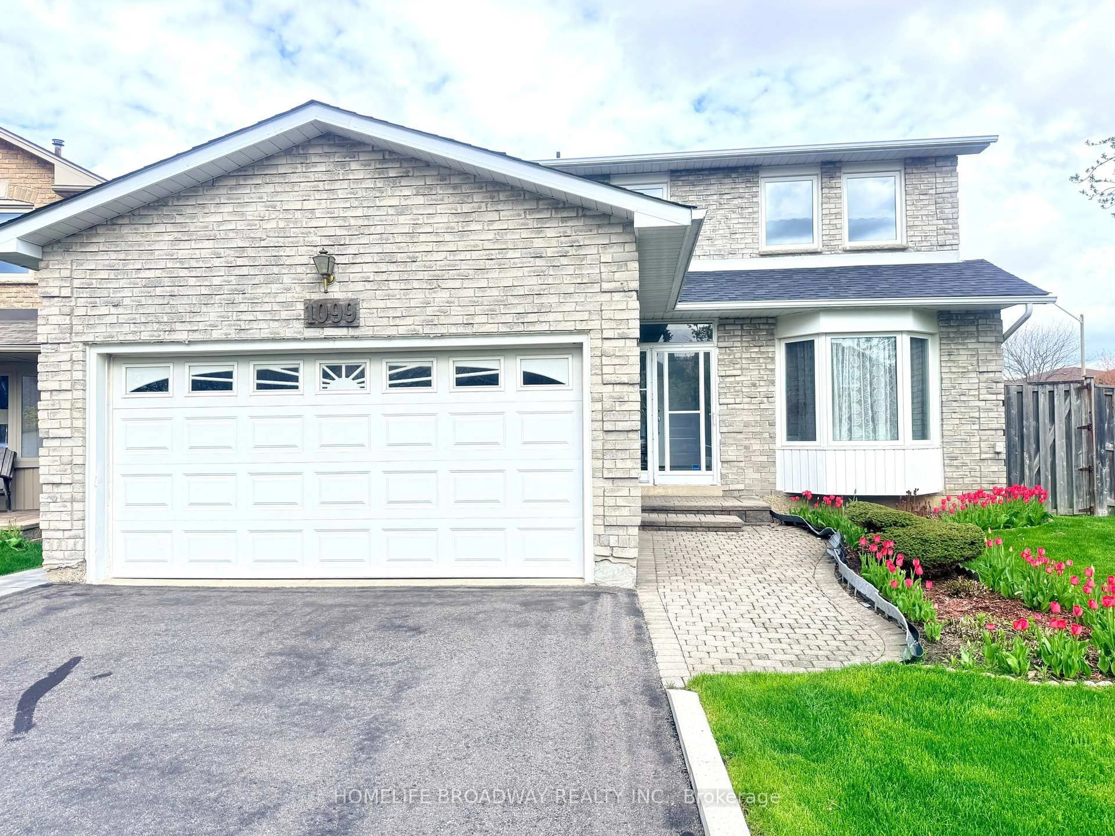 Home with vinyl exterior material, street for 1099 Lovingston Cres, Mississauga Ontario L4W 3M5