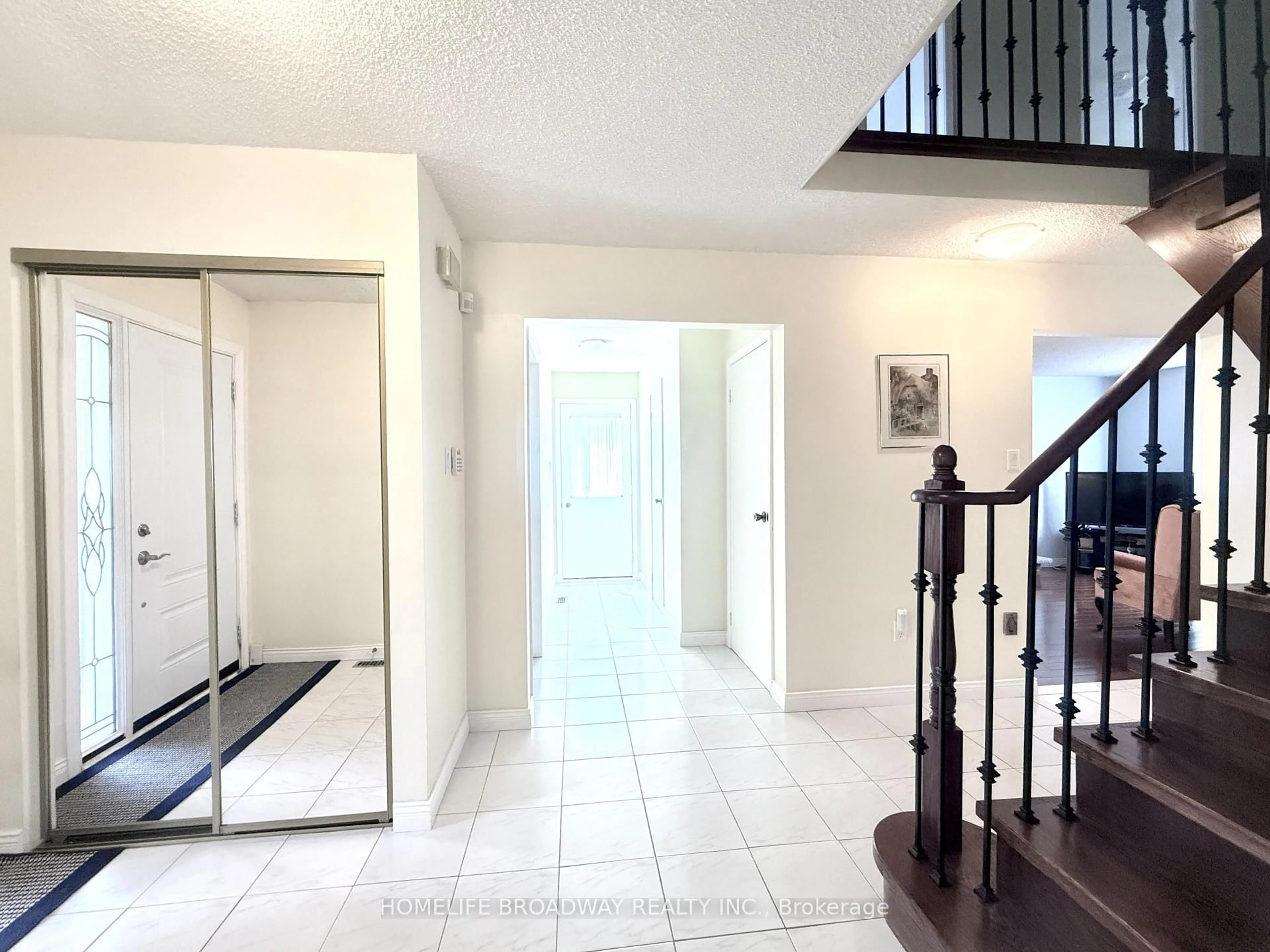 Indoor entryway for 1099 Lovingston Cres, Mississauga Ontario L4W 3M5