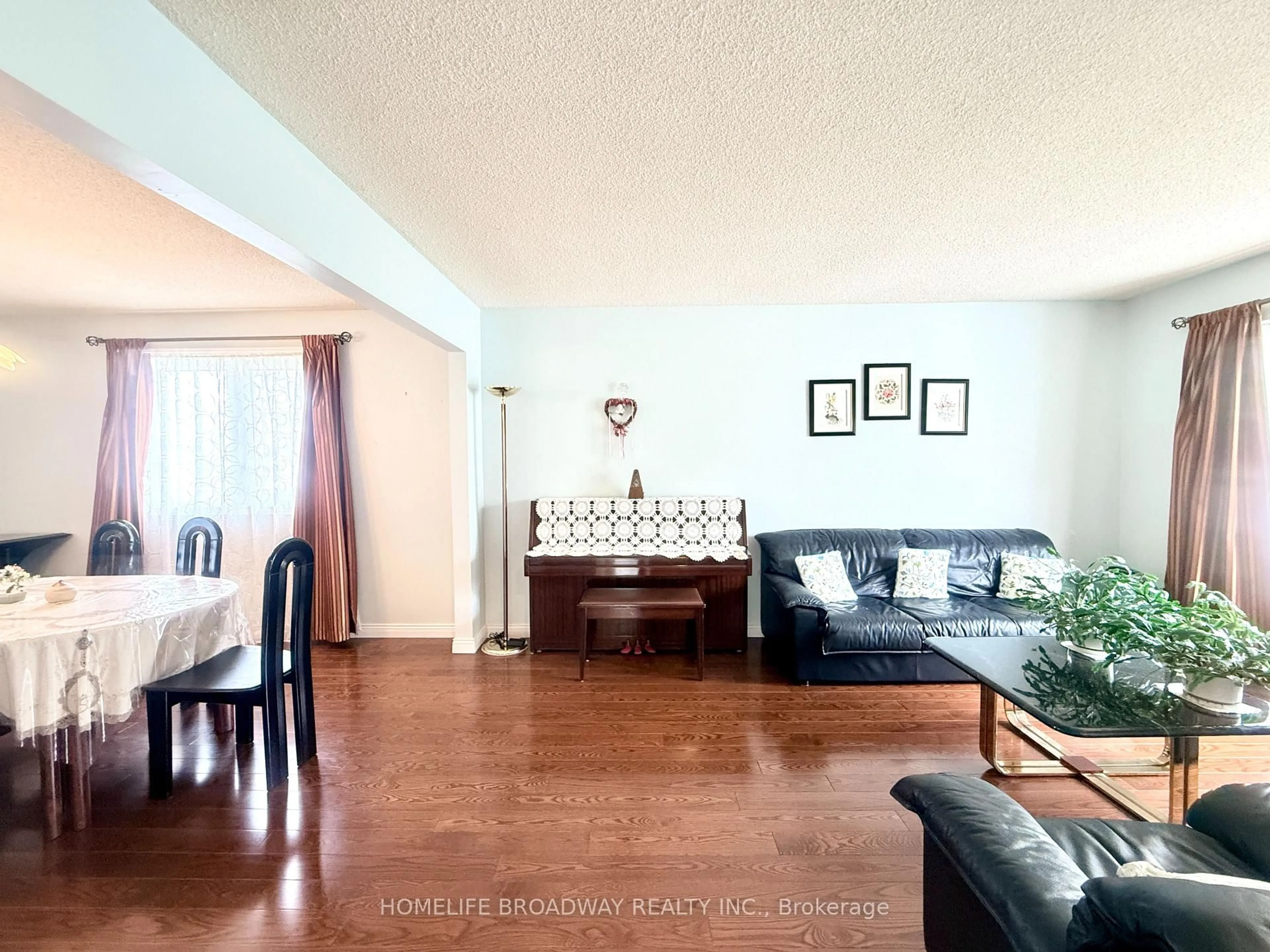 Living room with furniture, unknown for 1099 Lovingston Cres, Mississauga Ontario L4W 3M5