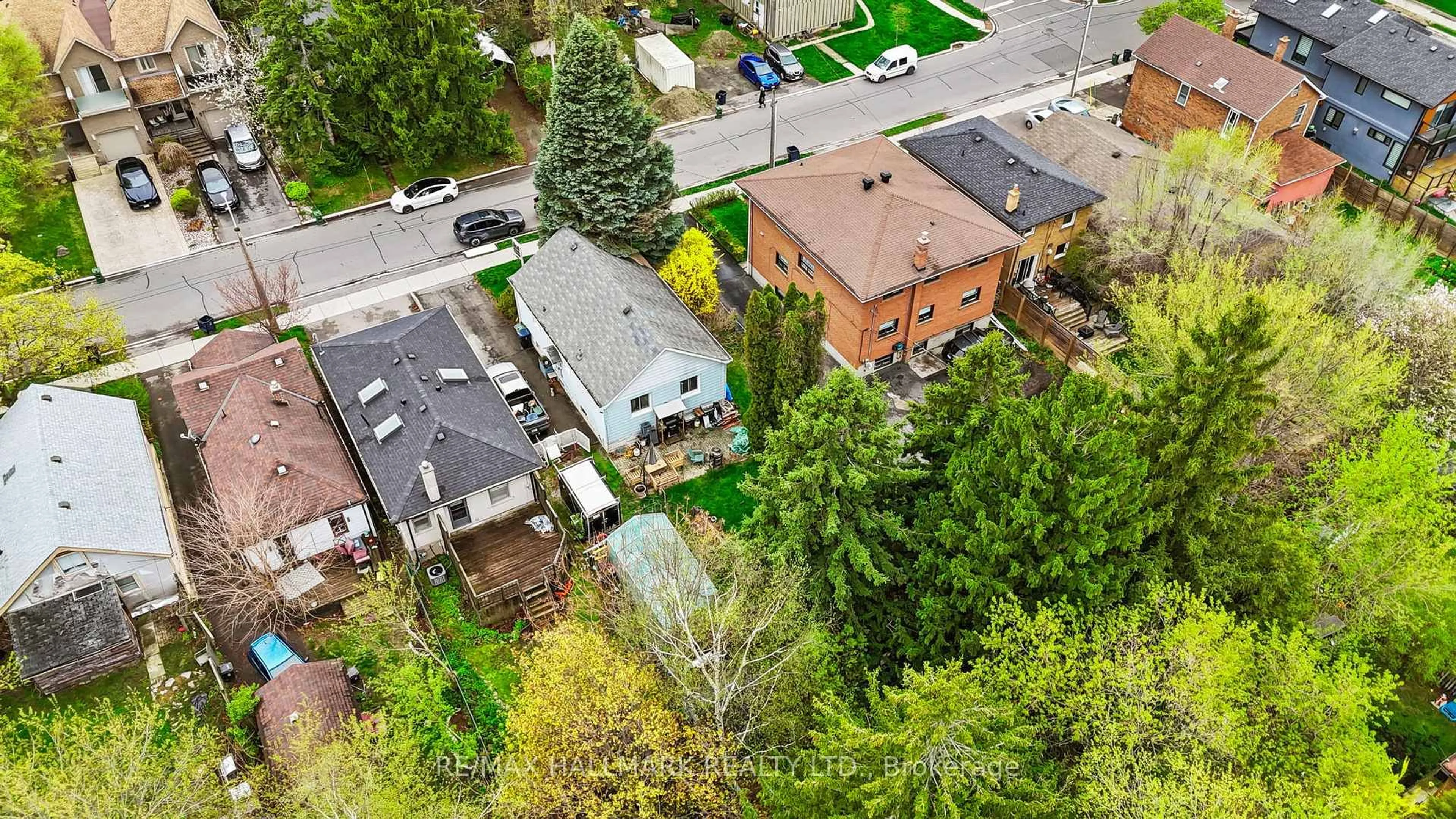 A pic from outside/outdoor area/front of a property/back of a property/a pic from drone, street for 65 Fortieth St, Toronto Ontario M8W 3M8