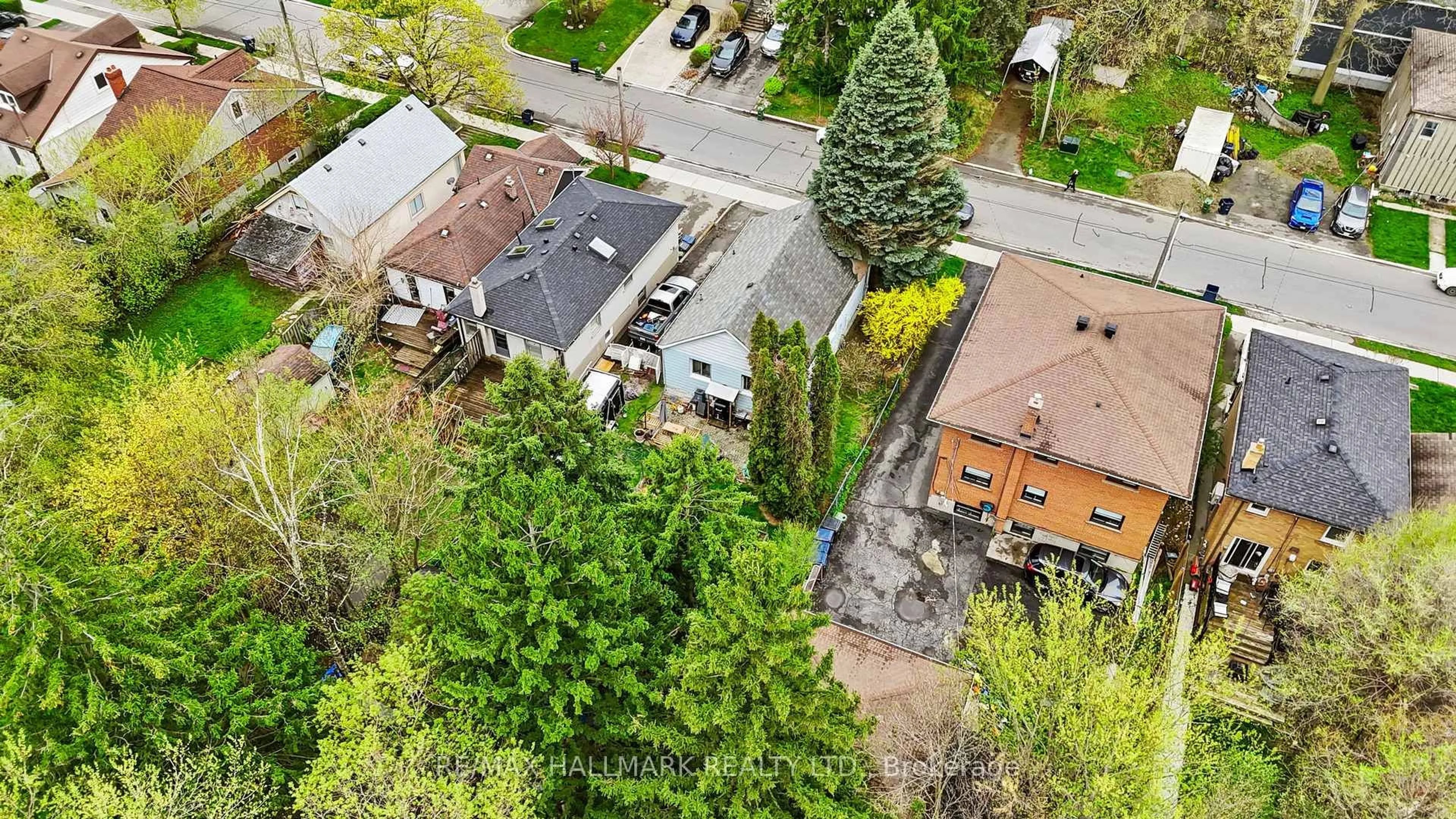 A pic from outside/outdoor area/front of a property/back of a property/a pic from drone, street for 65 Fortieth St, Toronto Ontario M8W 3M8