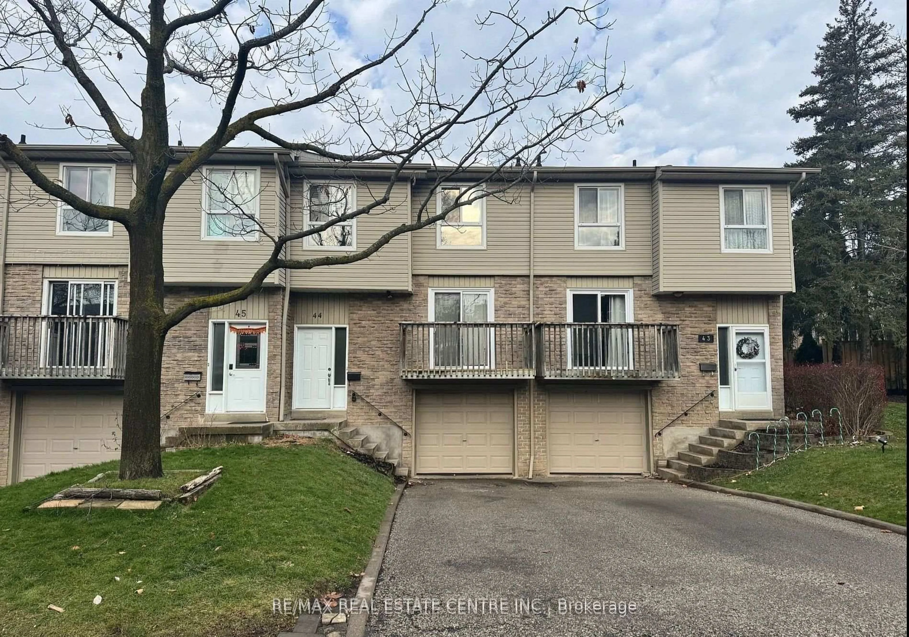 A pic from outside/outdoor area/front of a property/back of a property/a pic from drone, street for 5536 Montevideo Rd #44, Mississauga Ontario L5N 2P4