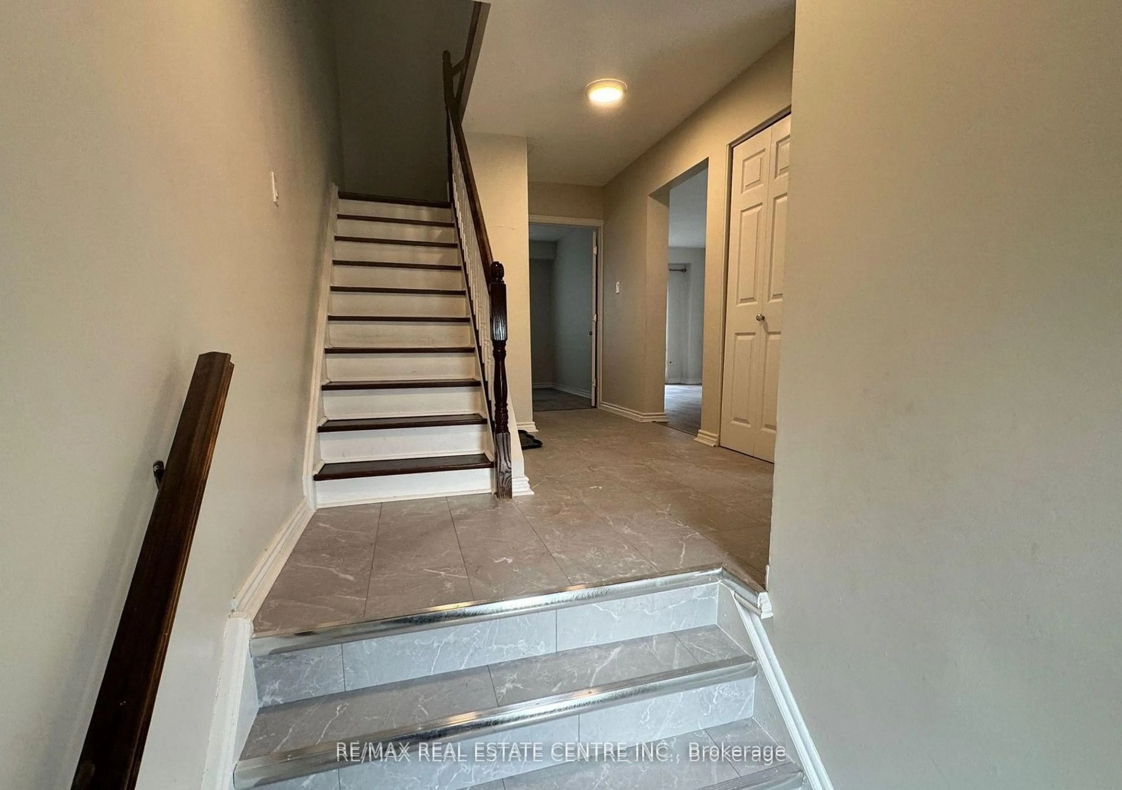 Indoor entryway for 5536 Montevideo Rd #44, Mississauga Ontario L5N 2P4