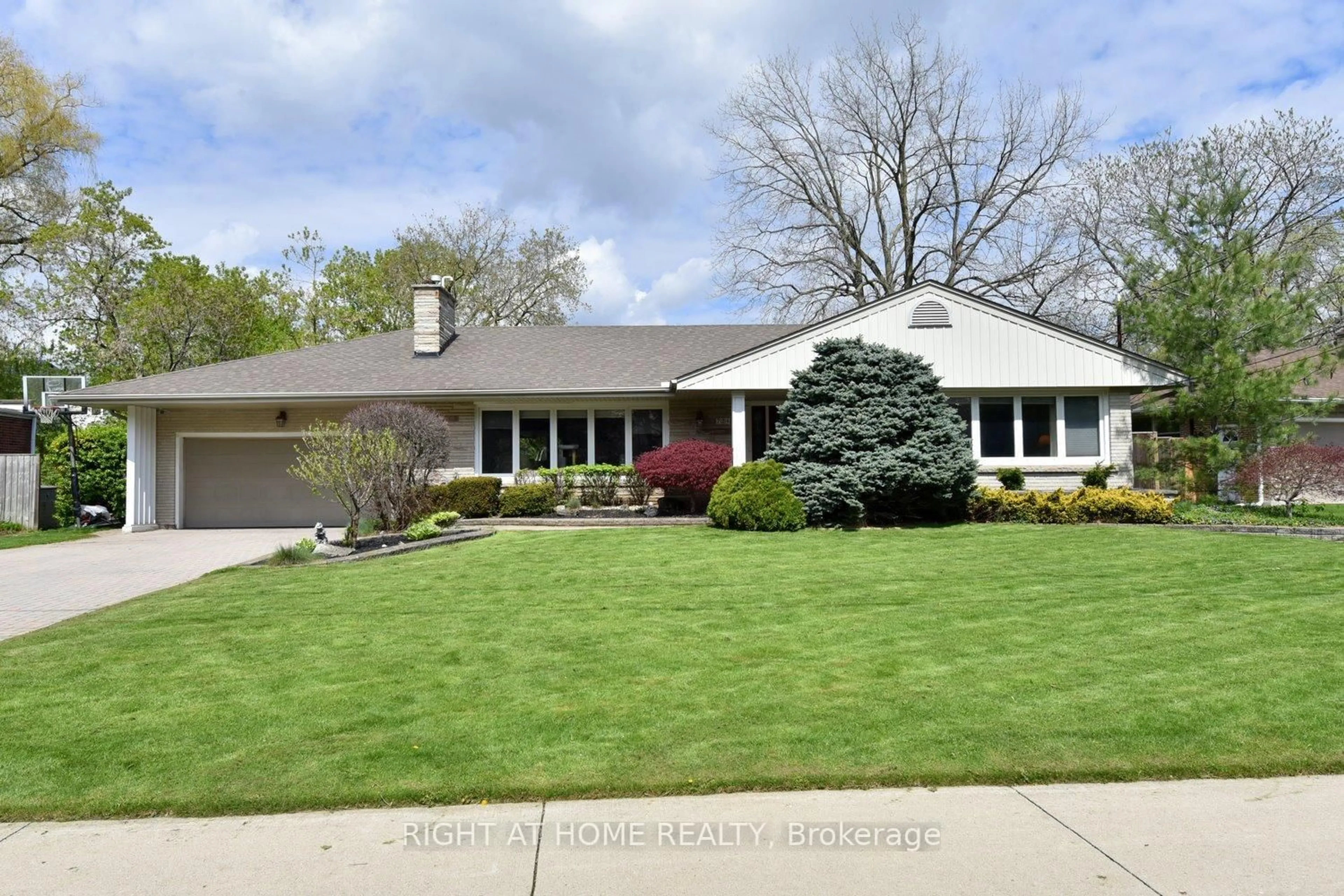 Home with vinyl exterior material, street for 724 Courtland Pl, Burlington Ontario L7R 2M6