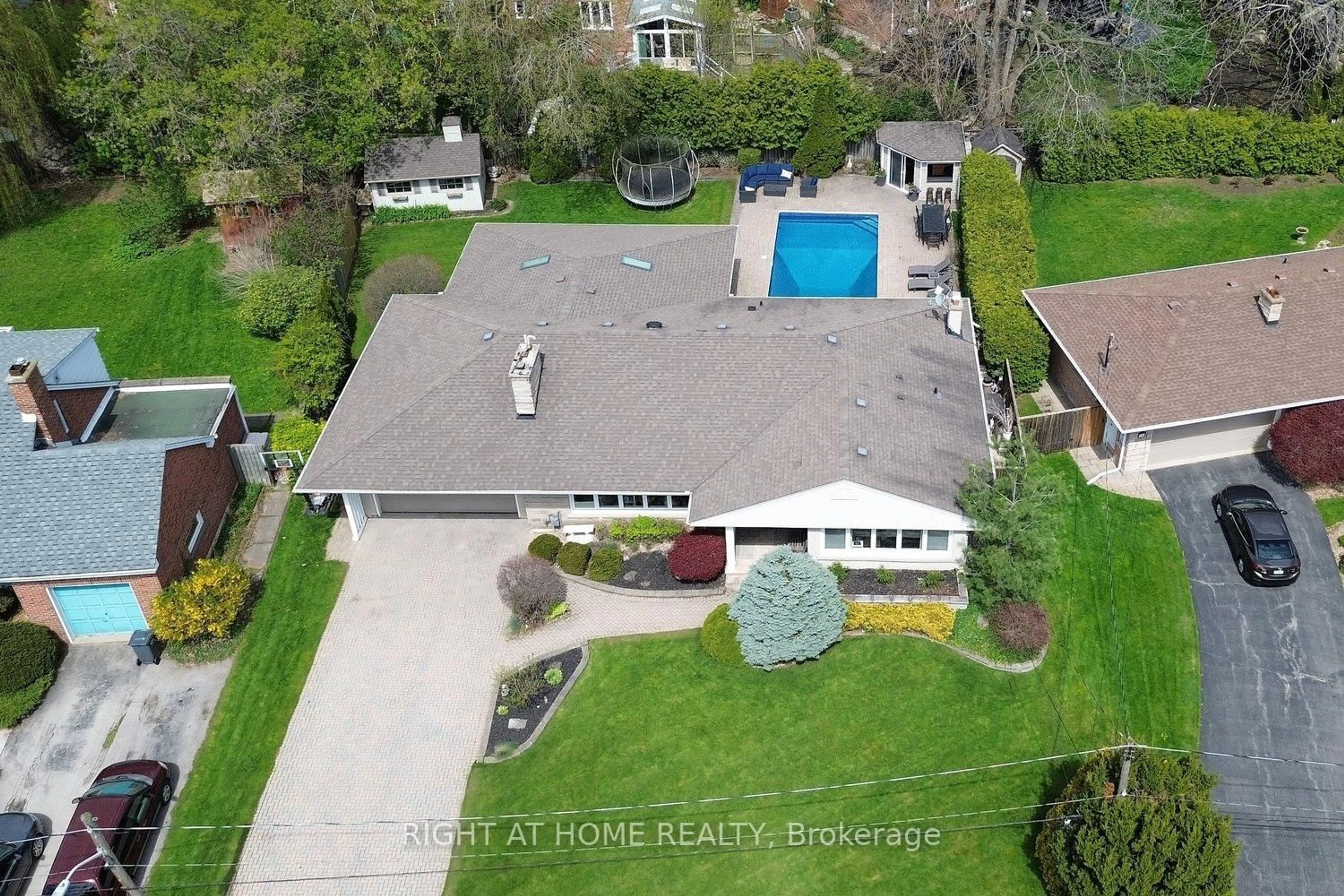 A pic from outside/outdoor area/front of a property/back of a property/a pic from drone, street for 724 Courtland Pl, Burlington Ontario L7R 2M6