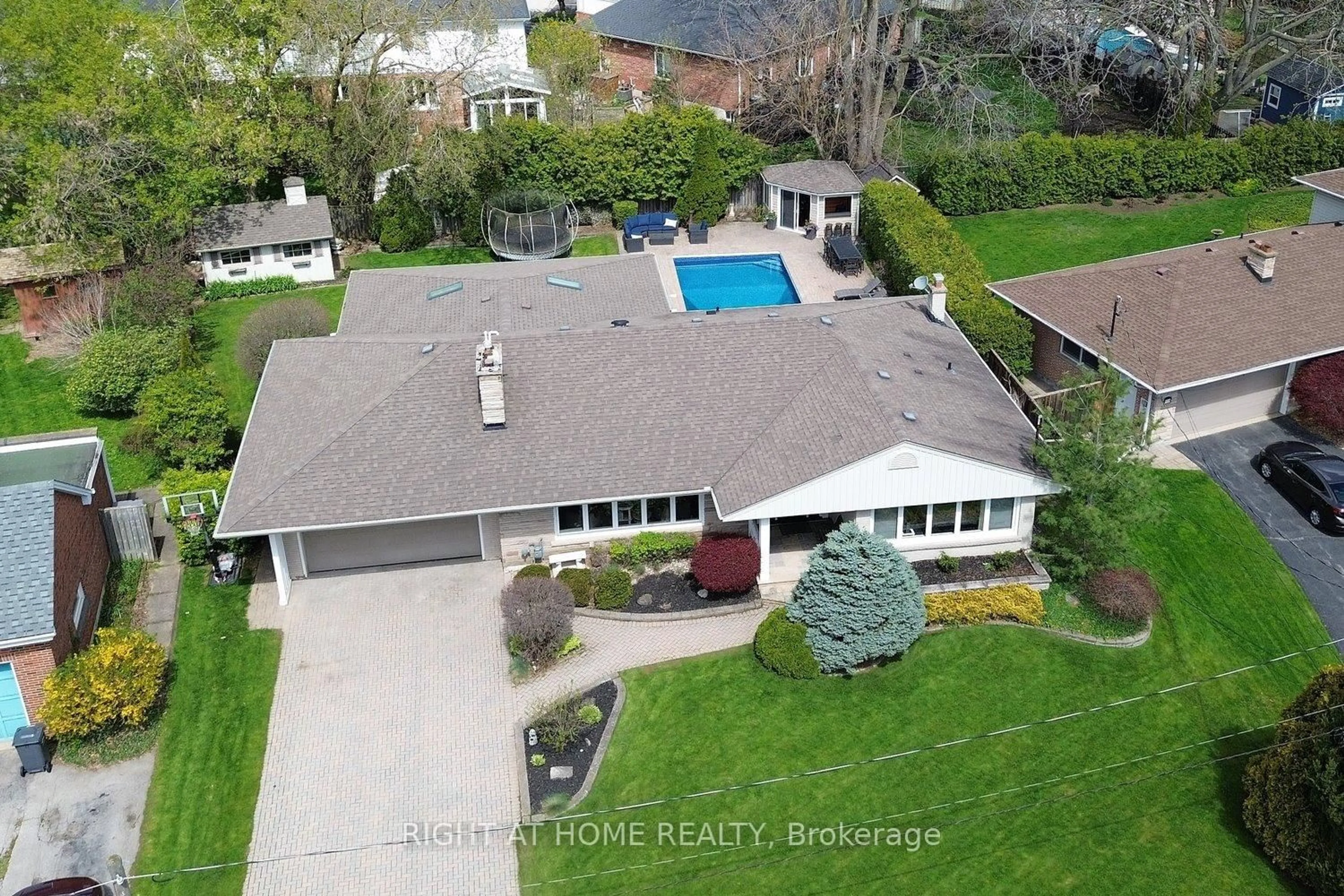 A pic from outside/outdoor area/front of a property/back of a property/a pic from drone, street for 724 Courtland Pl, Burlington Ontario L7R 2M6