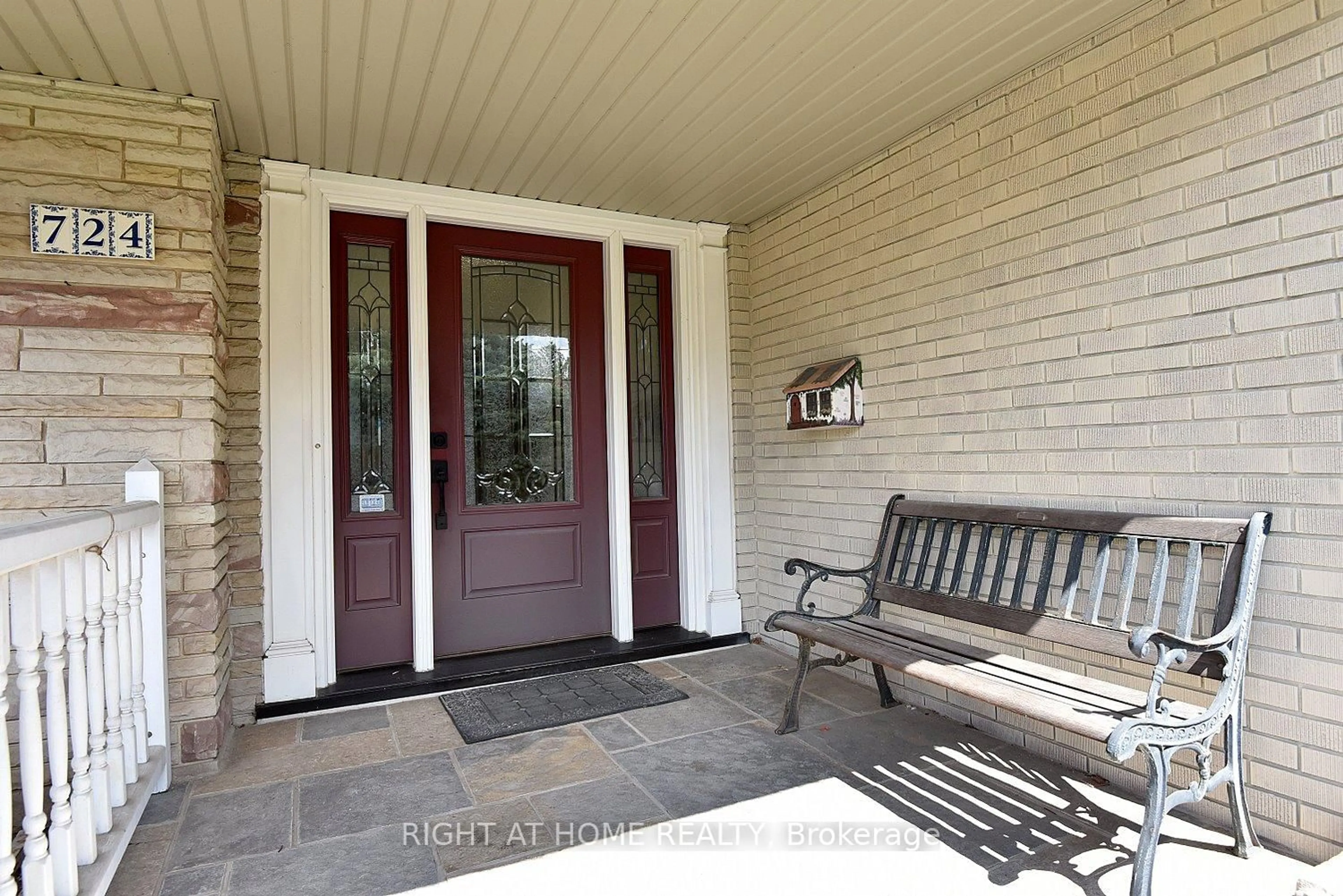 Indoor entryway for 724 Courtland Pl, Burlington Ontario L7R 2M6