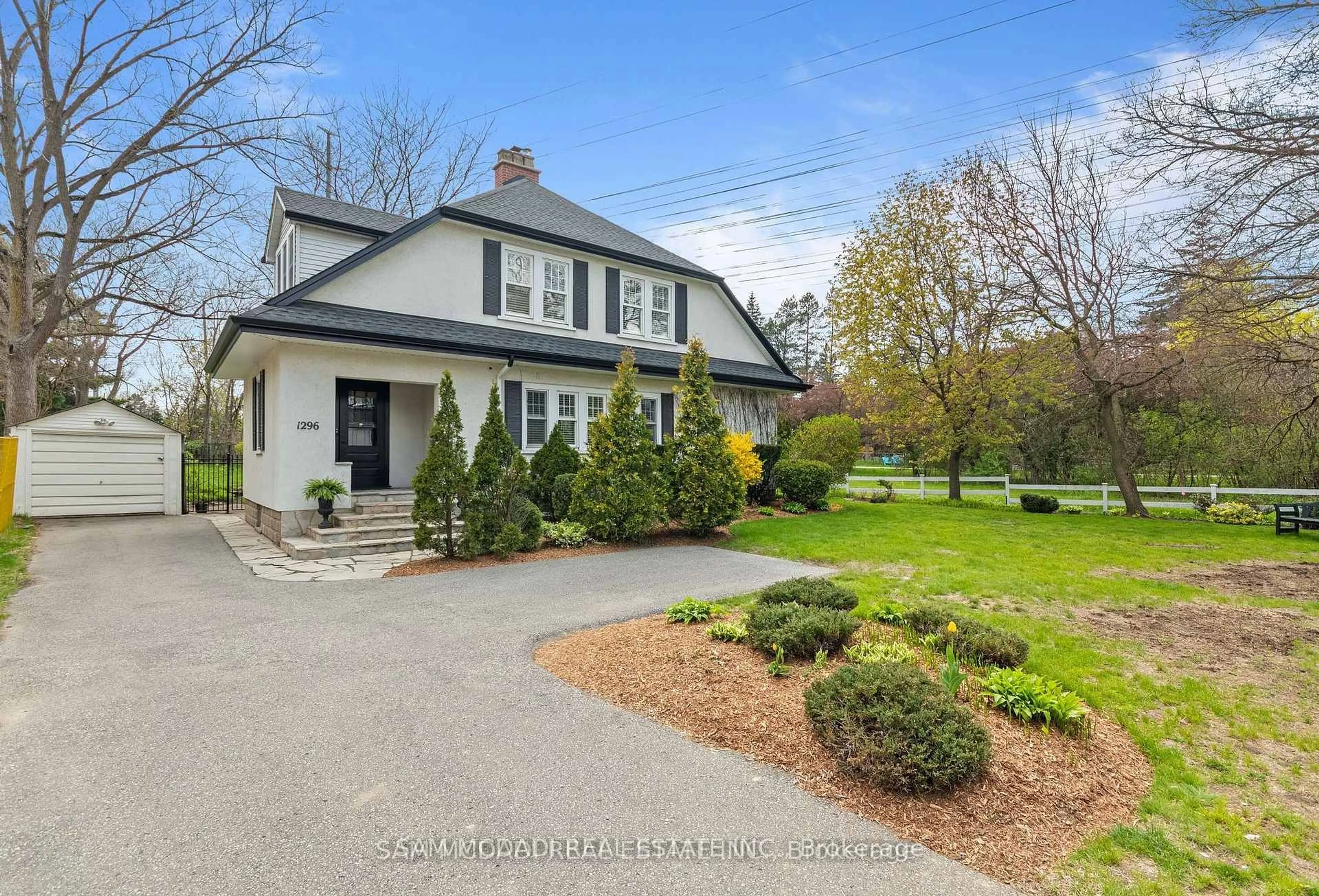 A pic from outside/outdoor area/front of a property/back of a property/a pic from drone, street for 1296 Clarkson Rd, Mississauga Ontario L5J 2W3