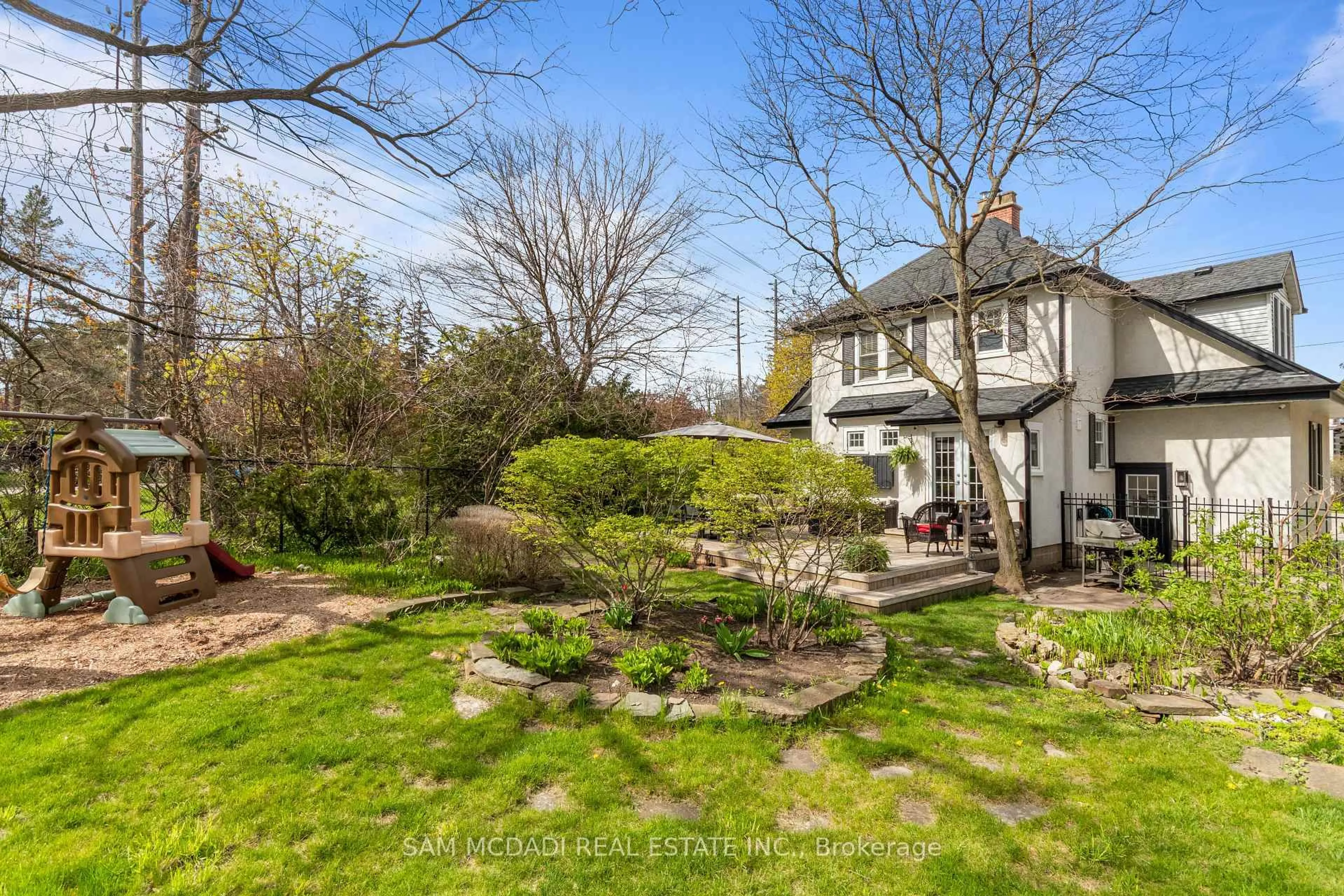 A pic from outside/outdoor area/front of a property/back of a property/a pic from drone, street for 1296 Clarkson Rd, Mississauga Ontario L5J 2W3