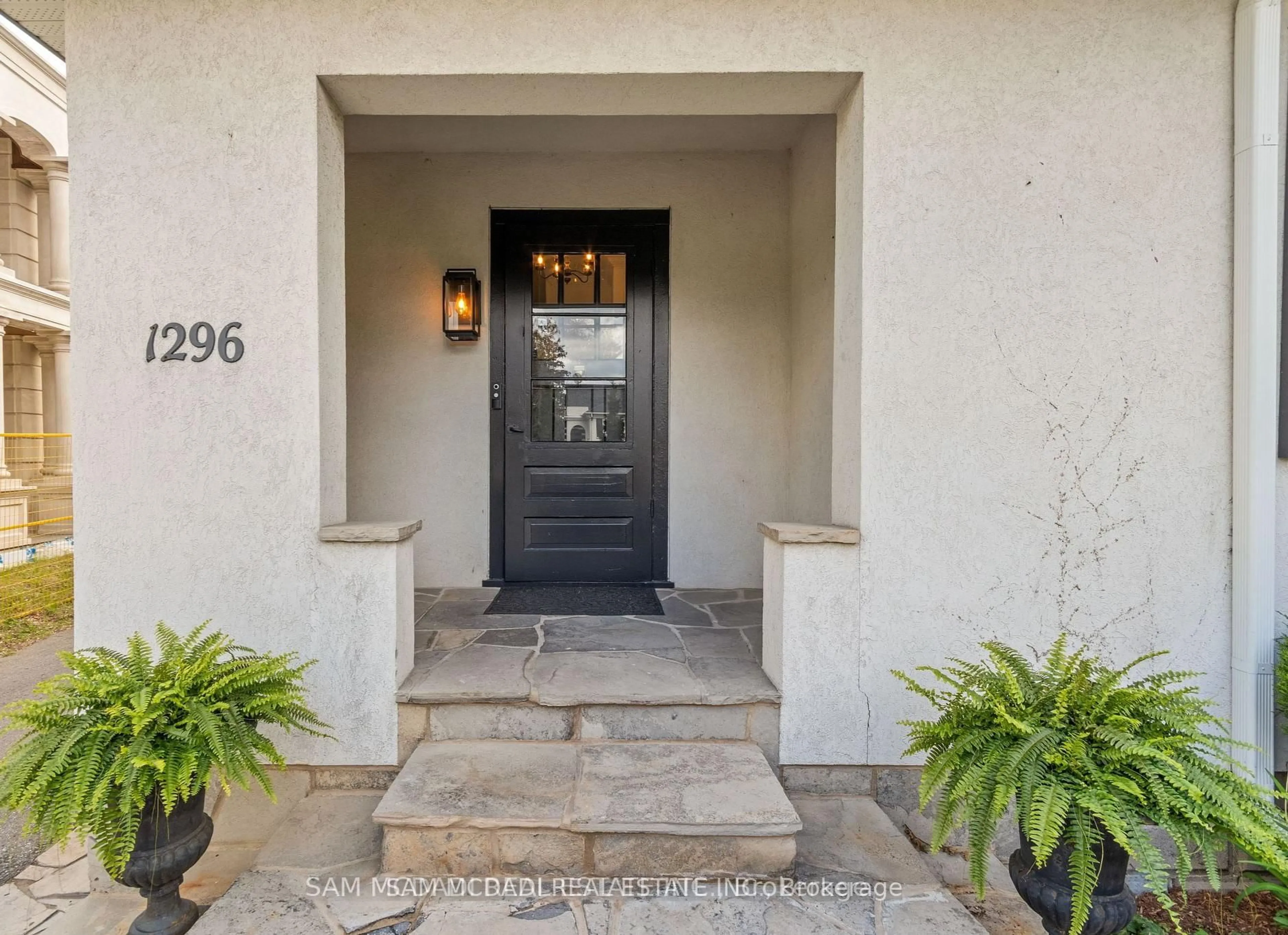 Indoor entryway for 1296 Clarkson Rd, Mississauga Ontario L5J 2W3