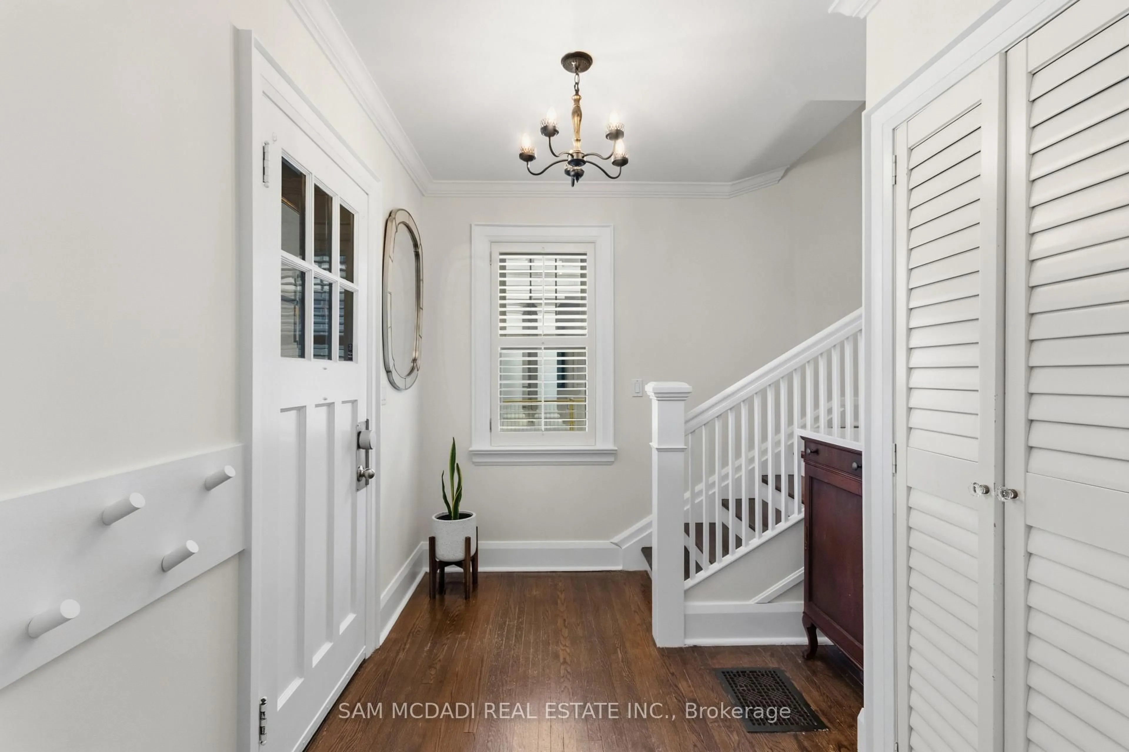 Indoor entryway for 1296 Clarkson Rd, Mississauga Ontario L5J 2W3