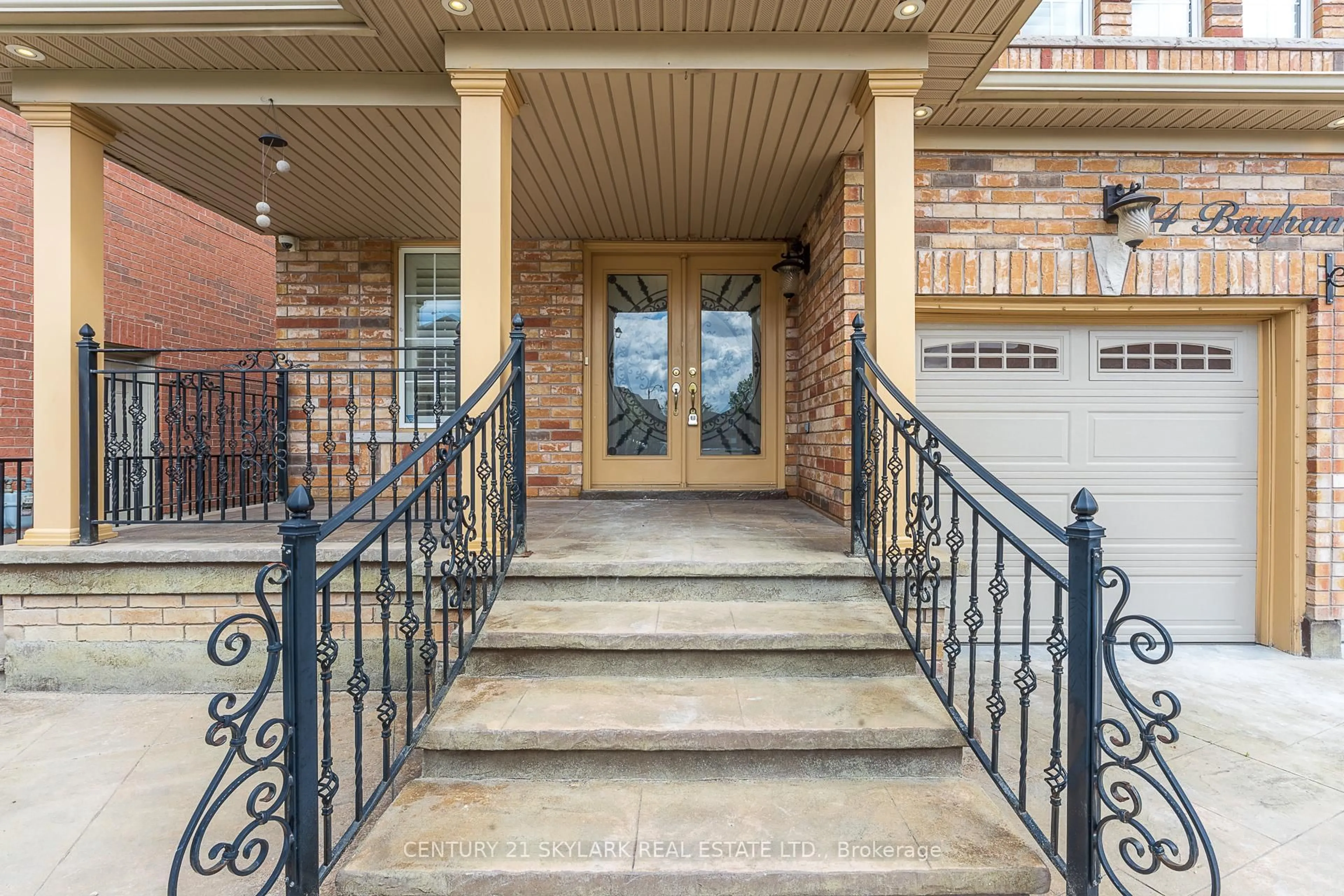Indoor entryway for 94 Bayhampton Dr, Brampton Ontario L6P 3A9