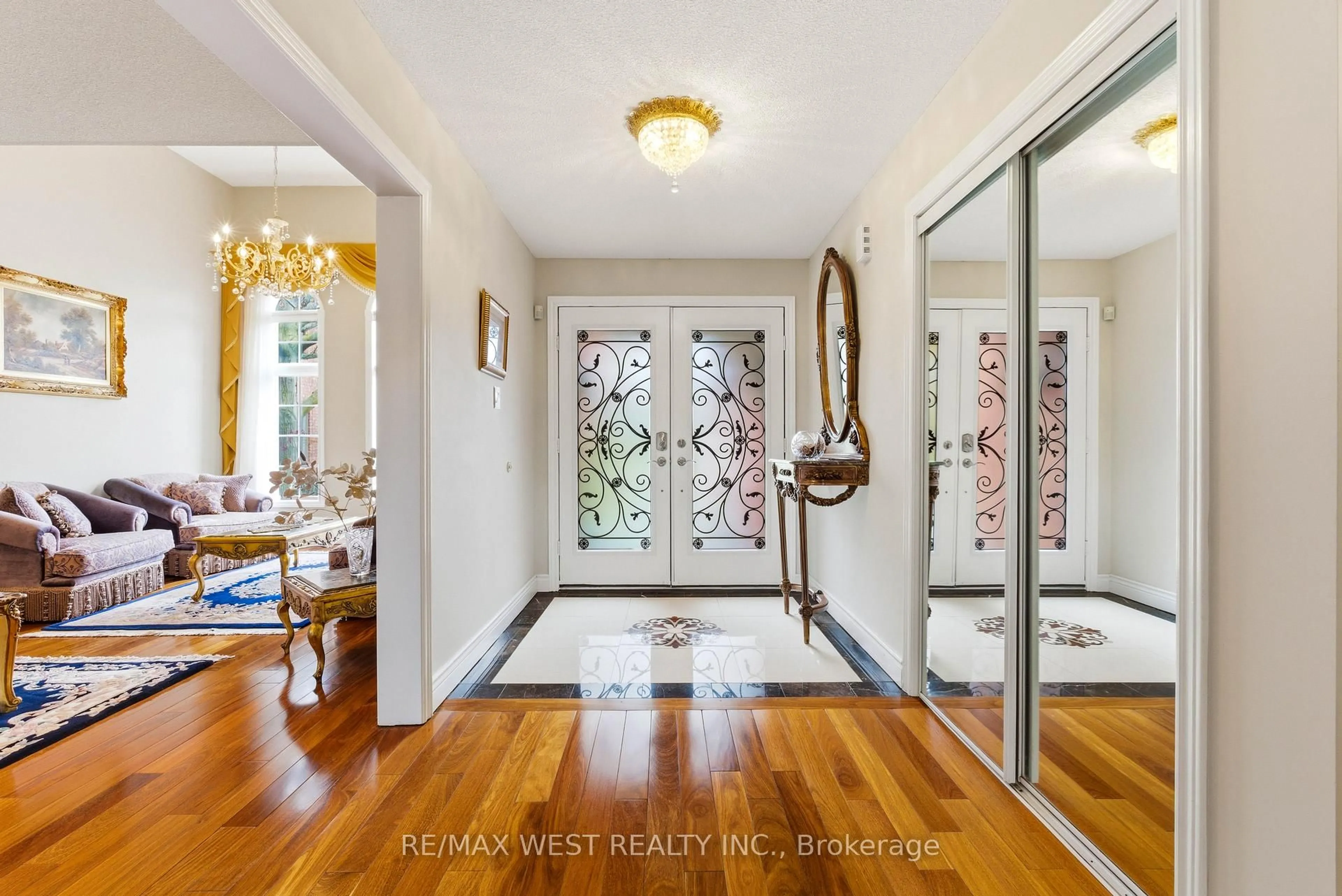 Indoor entryway for 2197 Shaftesbury Crt, Oakville Ontario L6H 6C6