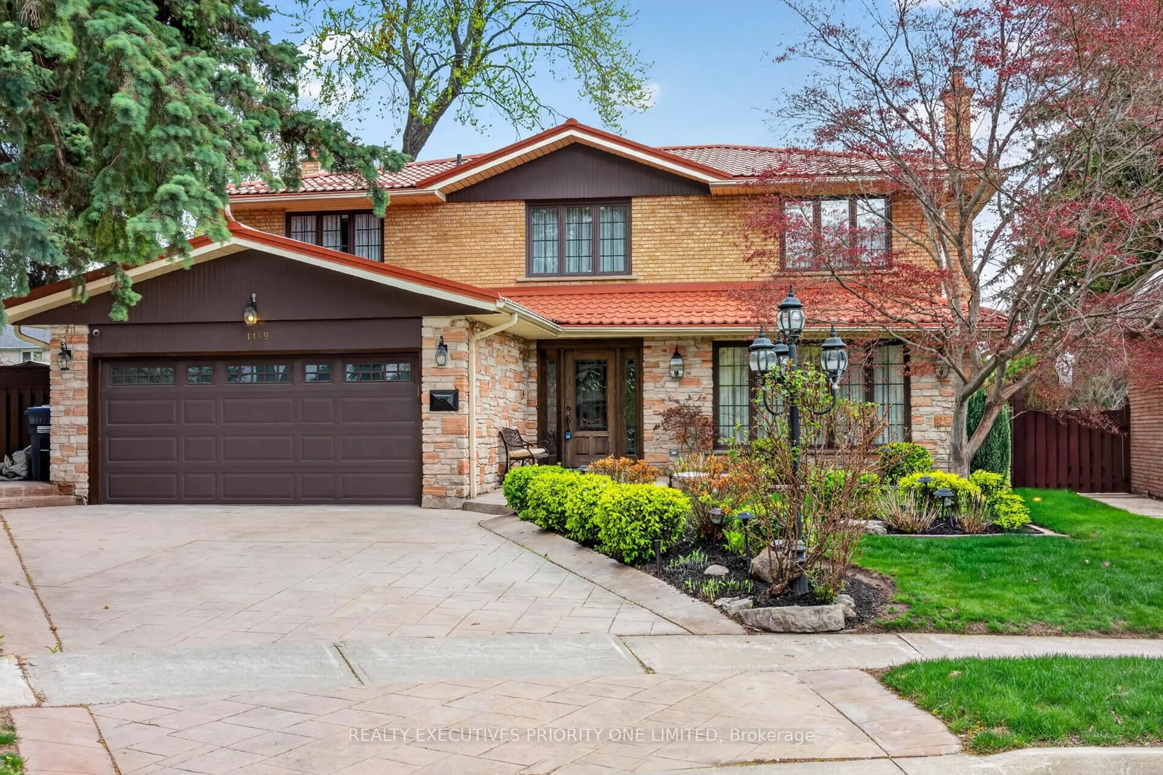 Home with brick exterior material, street for 1149 Spragg Crt, Mississauga Ontario L5C 2Z9