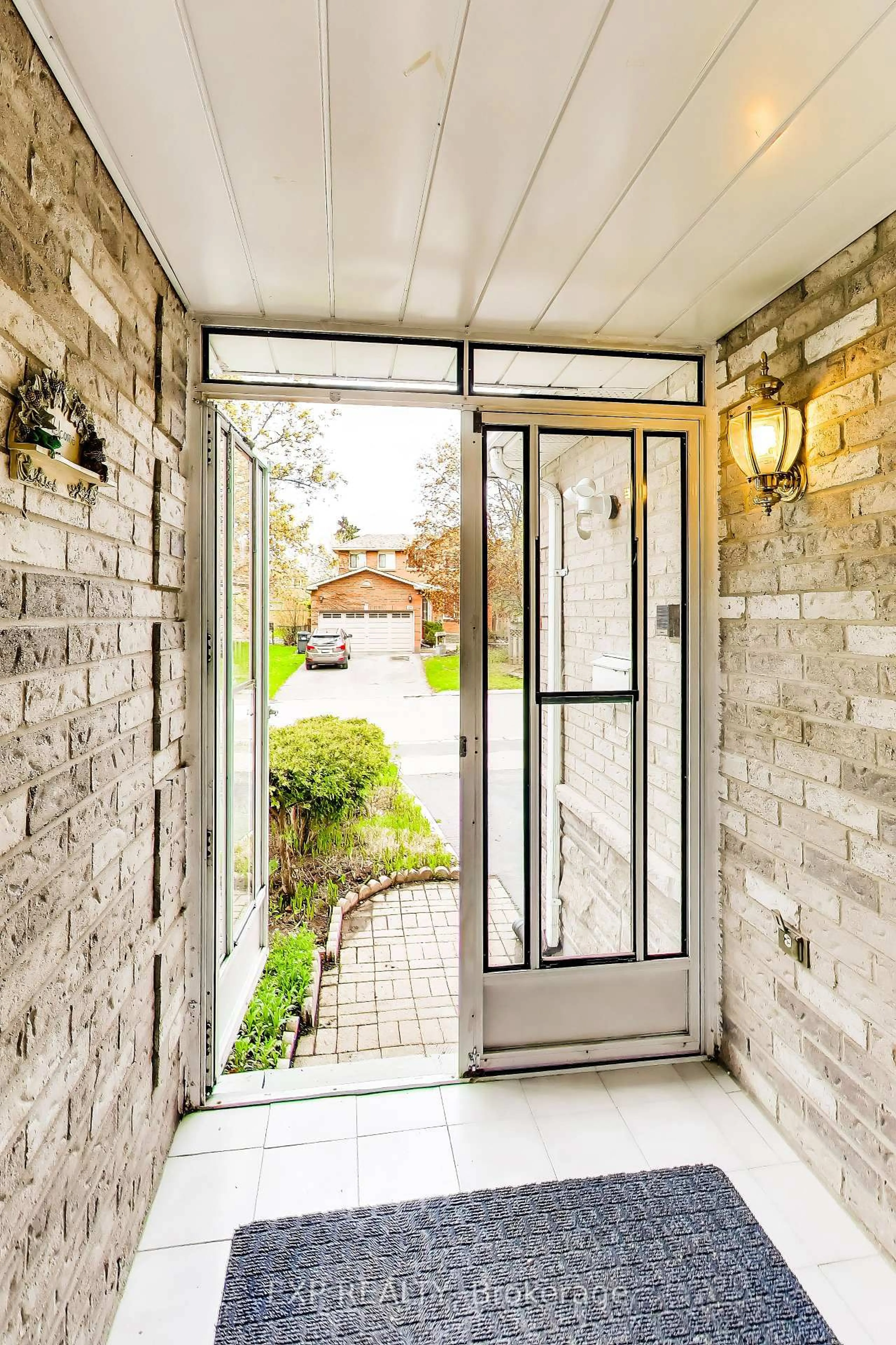 Indoor entryway for 4 Leatherhead Crt, Brampton Ontario L6S 4R9