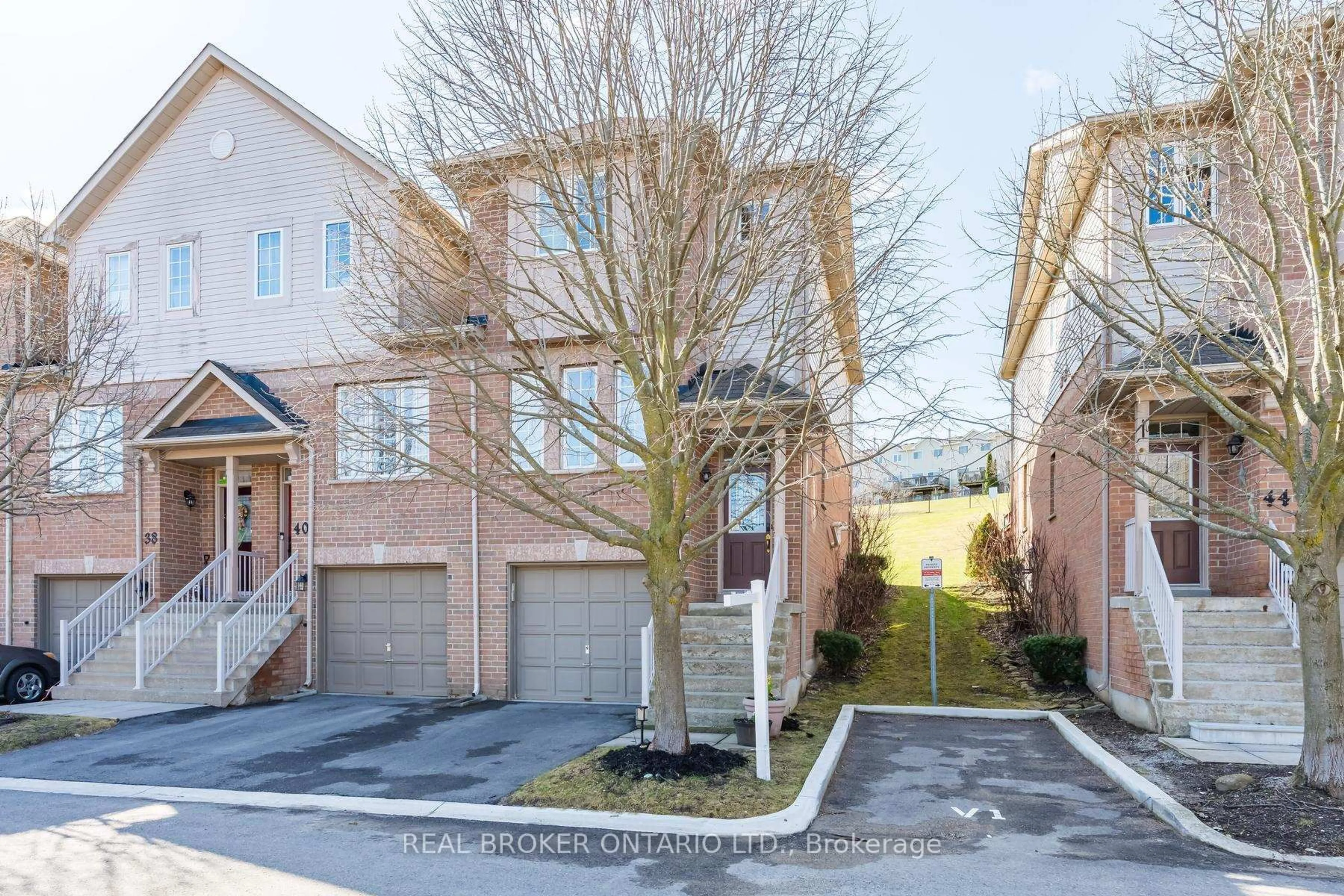 A pic from outside/outdoor area/front of a property/back of a property/a pic from drone, street for 42 Palomino Tr #42, Halton Hills Ontario L7G 6E9