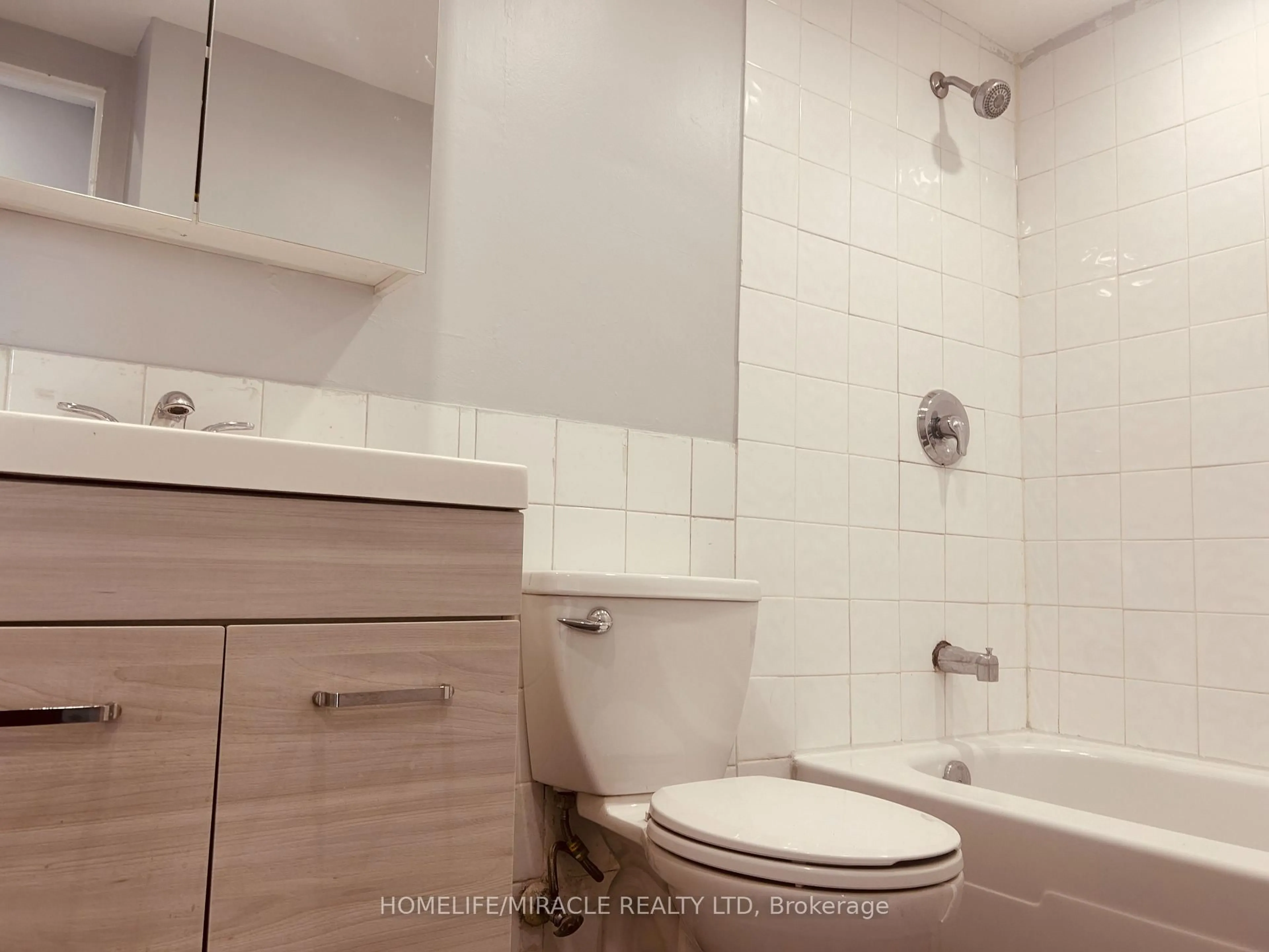 Standard bathroom, ceramic/tile floor for 2645 Kipling Ave #1905, Toronto Ontario M9V 3S6