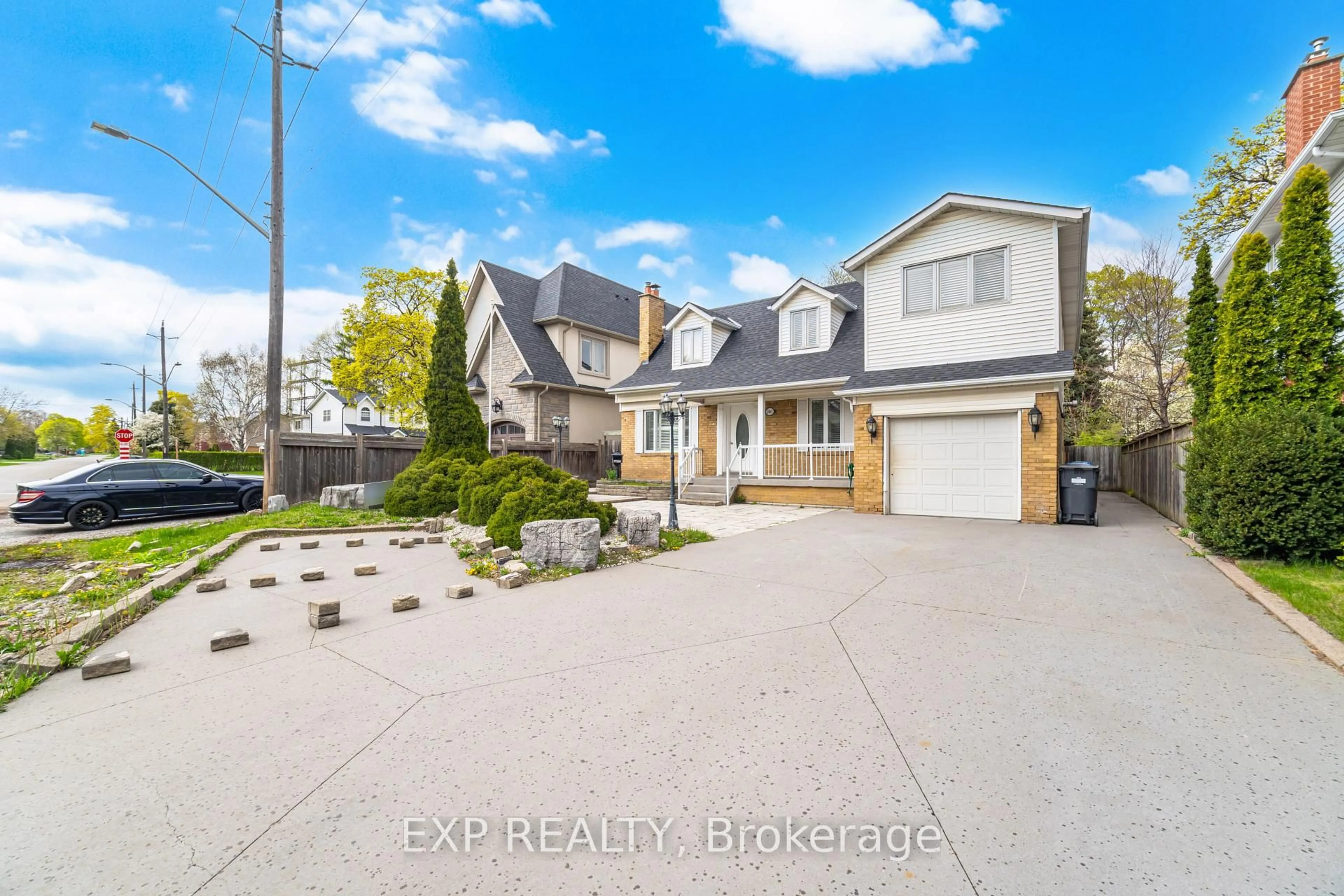 A pic from outside/outdoor area/front of a property/back of a property/a pic from drone, street for 2065 Westfield Dr, Mississauga Ontario L4Y 1P2