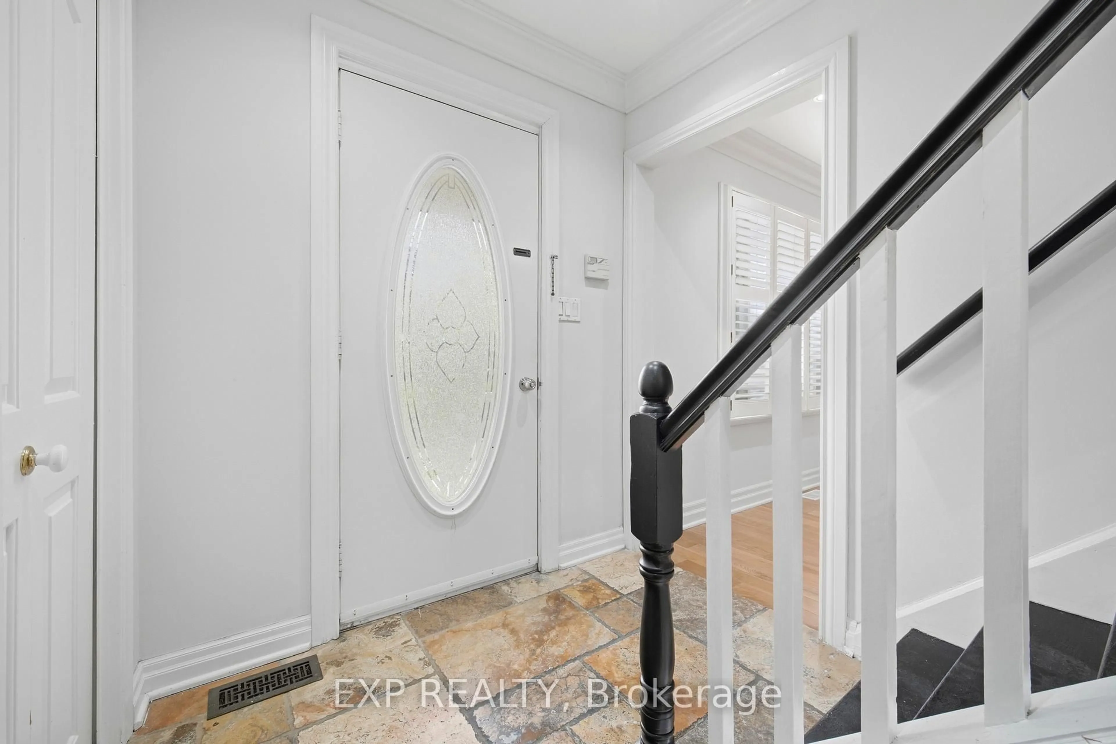 Indoor entryway for 2065 Westfield Dr, Mississauga Ontario L4Y 1P2